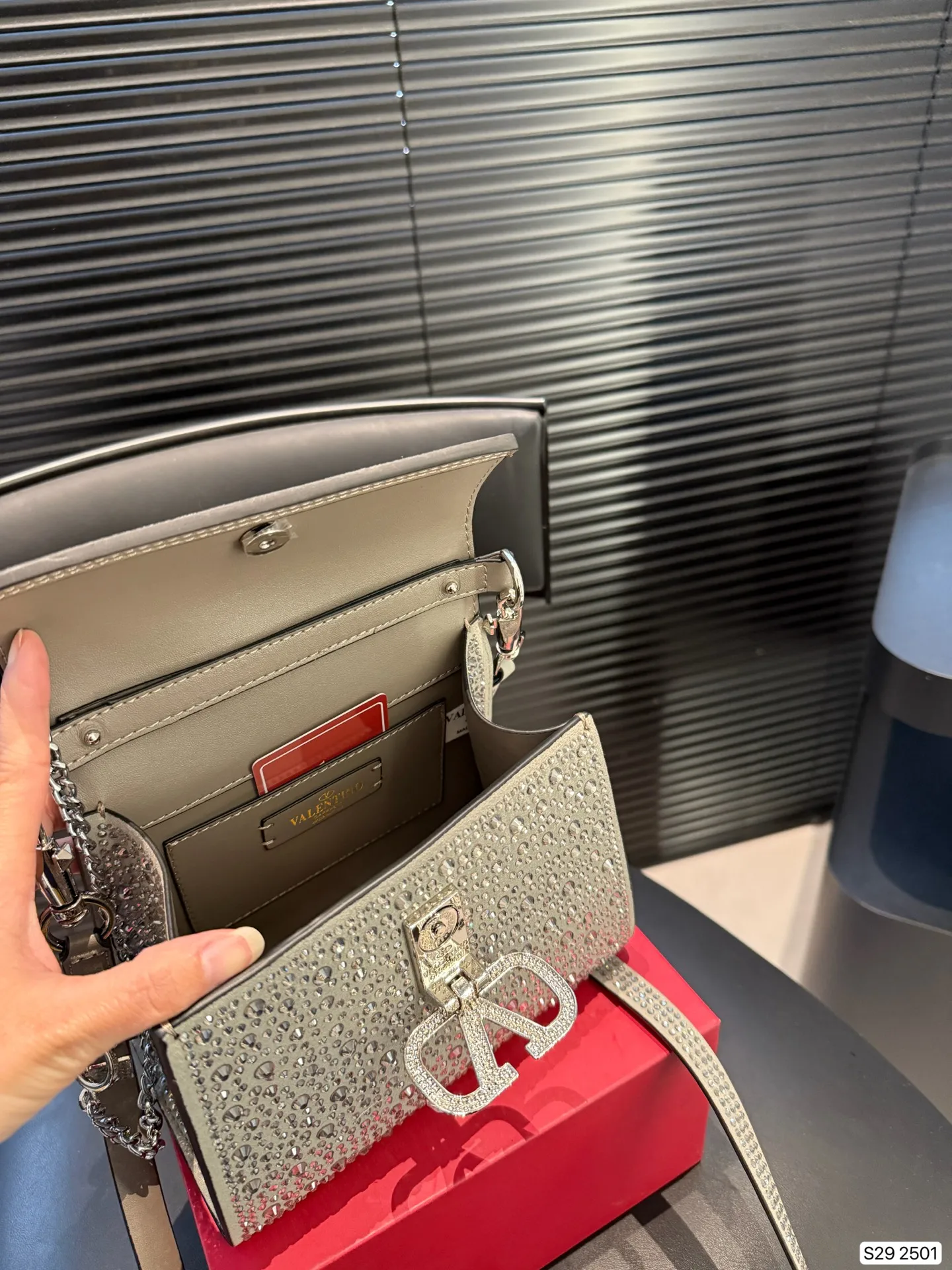 P195 配折叠盒子 valentino vsling 满钻托特包 华伦天奴一款手提包,连接肩带的话,可以作为单肩包 或斜挎包使用 包包正面的V标华伦天奴特有的标志 高级感 时髦 good #华伦天奴尺寸:19 14 货号2501
