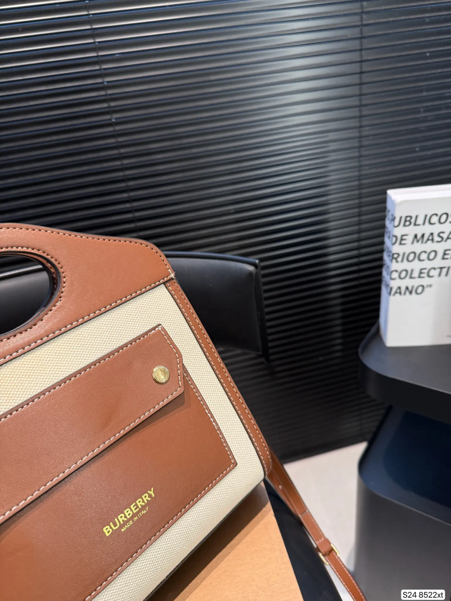 P170 配折叠盒 这款包包算是Burberry家的爆款啦‼️白棕双拼,满满的复古文艺风,又有一种优雅的高级感,更是时尚达人明星街拍的常客了~ 尺寸23 22 货号8522