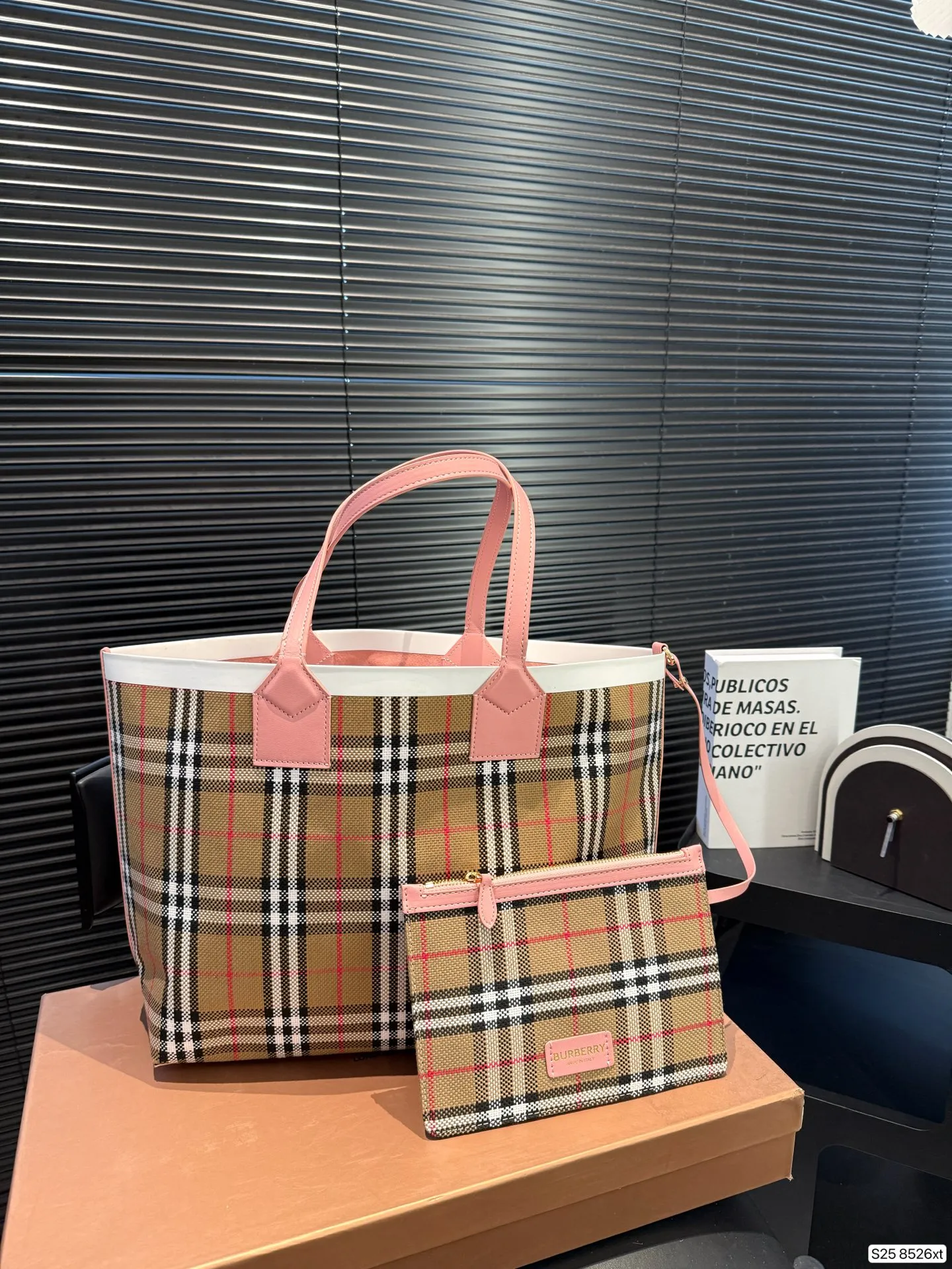 P175 配盒子Burberry 经典格纹包包 这样的经典格纹,就算没有logo,也能够一眼辨别出来它是Burberry! 高级感真是无法拒绝 超大容量的托特包耐用又能装~ 尺寸34 29 货号8526