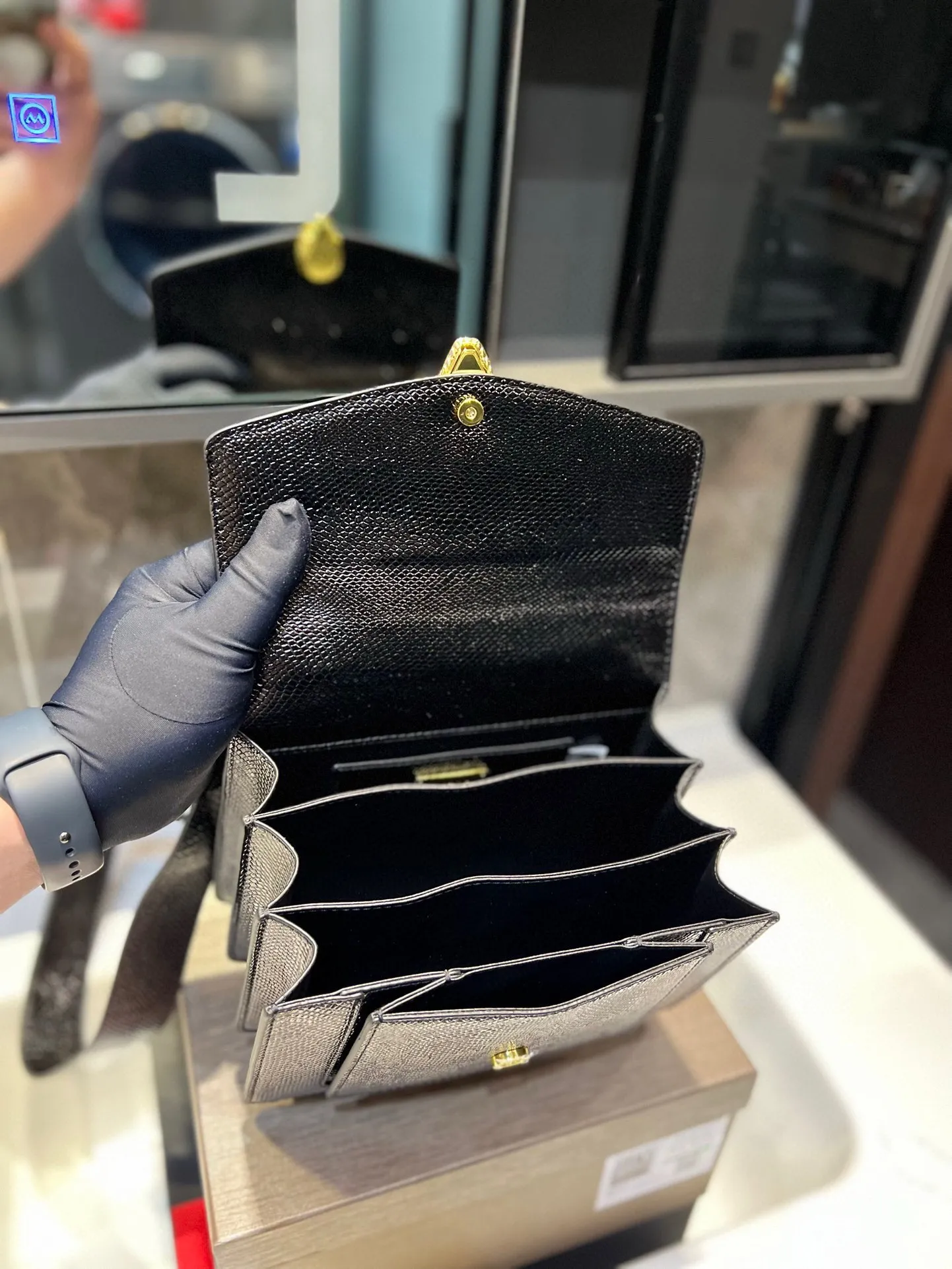 ❤️P155（礼盒包装）❤️ 宝格丽劲爆款！众多明星同款，包包小巧圆润饱满，标志性的蛇头扣点缀玛瑙石，柔软小羊皮包身拿在手里超级有质感，真是气质无敌了，分享给你们，不能我一个人种草！t尺寸：21 18