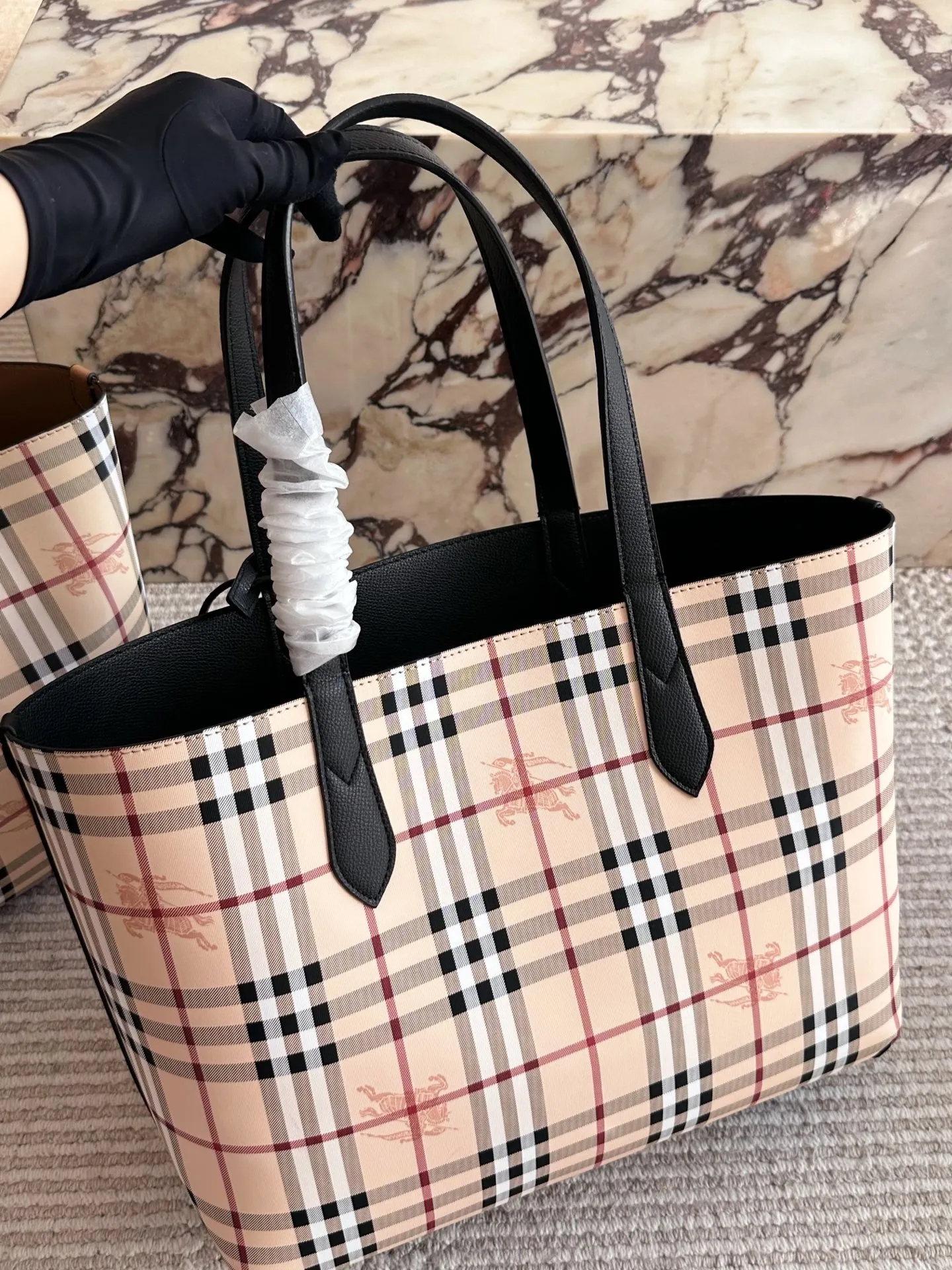 p150 Burberry巴宝莉经典款双面托特包 Burberry巴宝莉双面tote托特包，最喜欢的托特包~ 经典格纹和黑色两面都可以使用，上 身给人简约利落的感觉 一年四季都能背，百搭又耐看，最主要是非常实用~ 容量超大，短途旅行、上 班上学用来放书或者资料都OK台还可以用来当妈咪包哦 自己配个内胆东西就可以归类，方便拿东西还安全! 35cm无盒