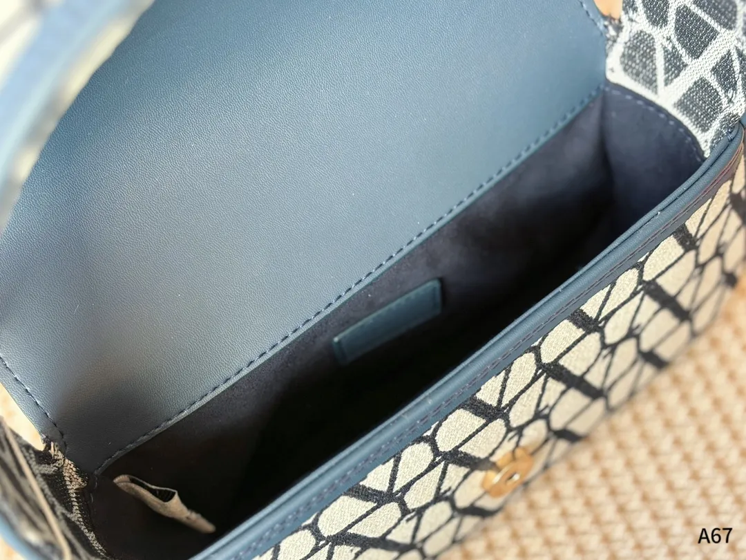 💰135 折叠礼盒包装 🌟Valentino 华伦天奴Loco 绝美仙女必备 也太好看了叭 手提单肩都🉑 解锁时尚魅力 可盐可甜 做整条街最靓的女孩👩🏼&zwj;🦱 尺寸：23-7-13