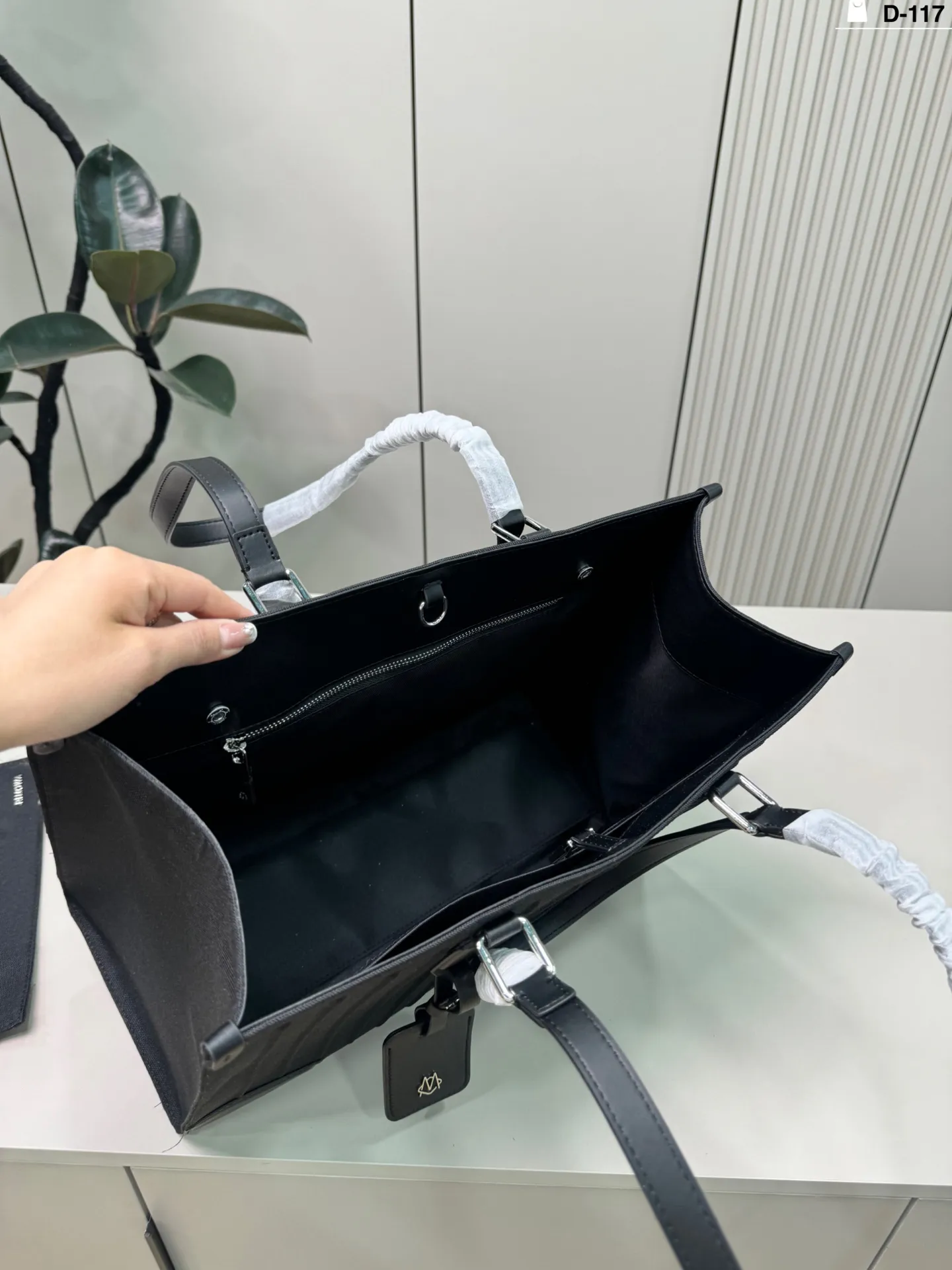 💰p265 D-117尺寸41×32 RIMOWA Never Still日默瓦托特包 简约大气,商务or休闲都能轻松驾驭。 还附可拆卸小袋,收纳超方便~