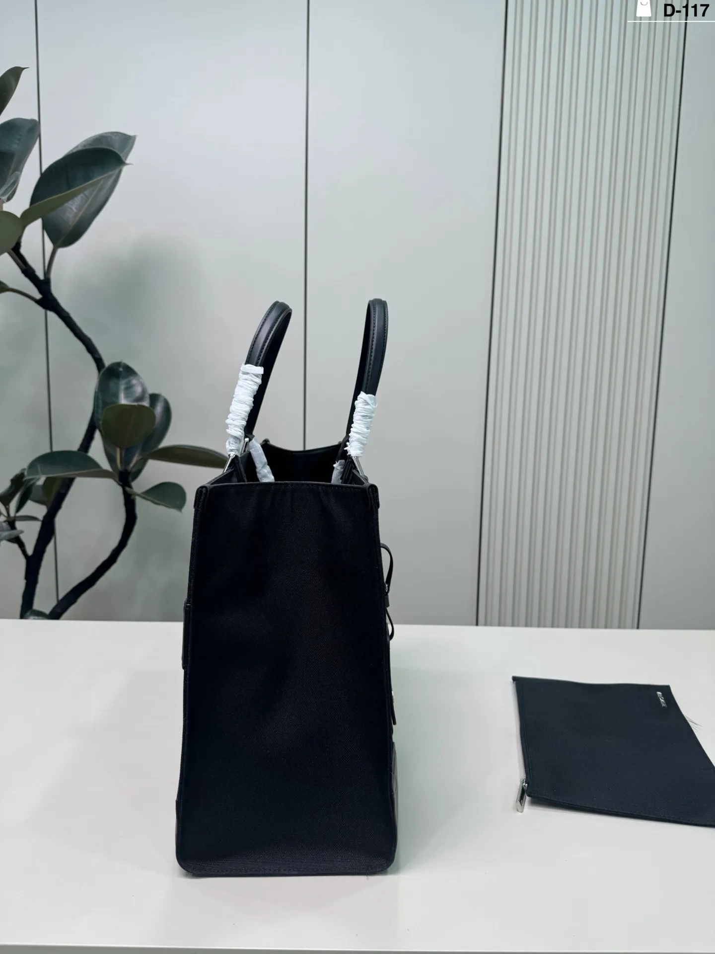 💰p265 D-117尺寸41×32 RIMOWA Never Still日默瓦托特包 简约大气,商务or休闲都能轻松驾驭。 还附可拆卸小袋,收纳超方便~