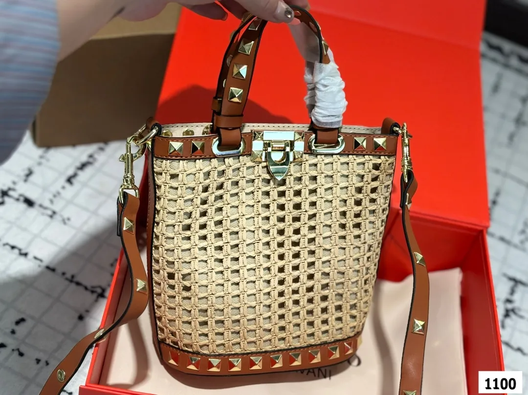 P175 配折叠盒子 Valentino 华伦天奴编织包24春夏浓浓的度假风,却也适合日常觉得这样的包包得有一个,毕竟,海浪、沙滩,没人想拒绝# 尺寸:16 18.5