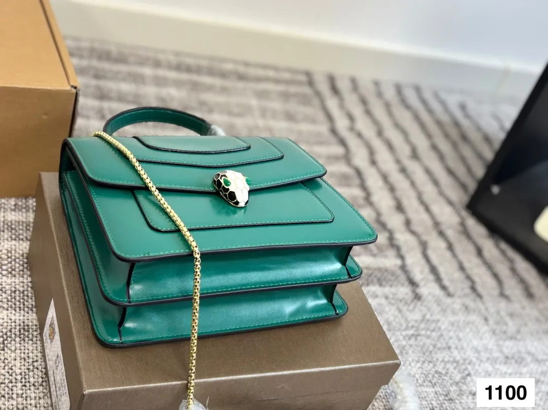 P135 礼盒🎁 宝格丽Bvlgari 神仙合作款 Ss24限定系列 撞色新款 原版珐琅蛇头 A爆啦 原单品 Woc风琴包 内里原版隔断 [得意]可单肩可斜挎 万年不过时 专柜对版 彰显高级品味 如果女人衣柜里面没有一款宝格丽就称不上一个完美的女人❤️进口原版珐琅蛇头扣 五金扣好质感巨百搭，质量好到爆棚 版型油边超级牛[得意][得意]细节决定品质[玫瑰]尺寸：23 18cm