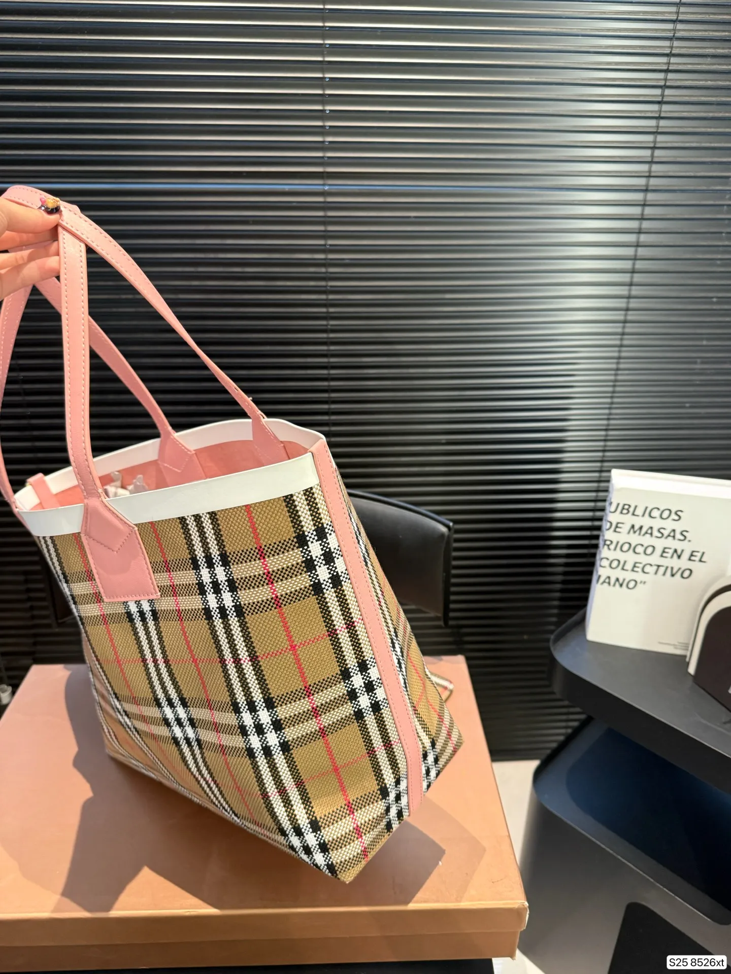 P175 配盒子Burberry 经典格纹包包 这样的经典格纹，就算没有logo，也能够一眼辨别出来它是Burberry！ 高级感真是无法拒绝 超大容量的托特包耐用又能装～ 尺寸34 29 货号8526