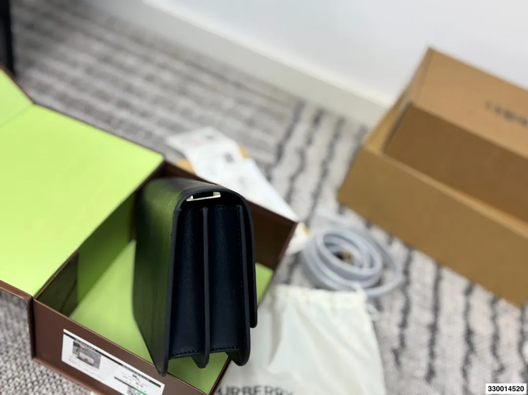 p170 配礼盒 Burberry巴宝莉TB金扣豆腐包 白色超美太适合春夏了 尺寸22.15