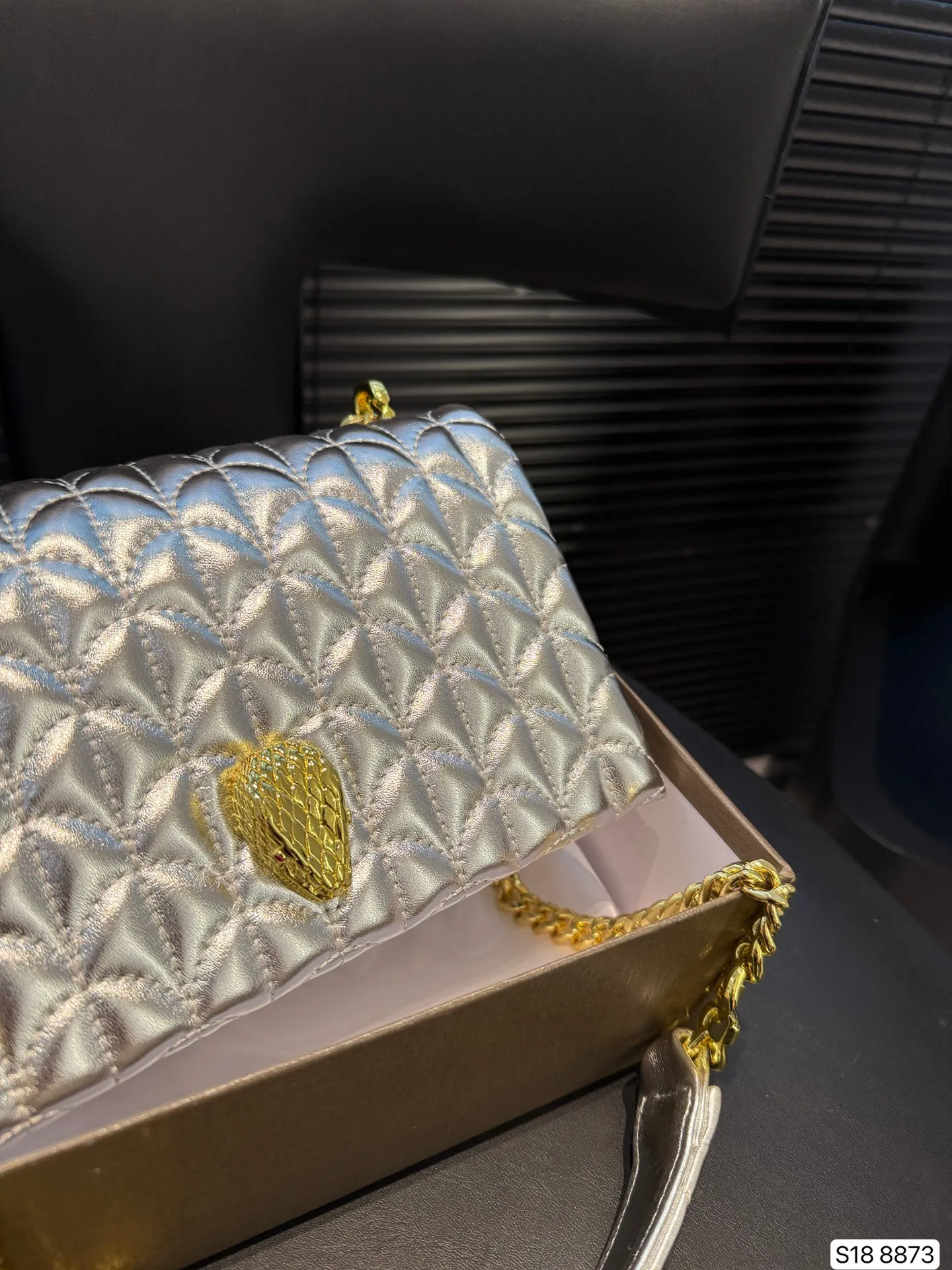 P140 配盒子 只有宝格丽可以把珠宝的精致工艺完美地展现在包包上,体现了罗马艺术灵感与珠宝工艺完美结合。包上满是罗马卡拉卡拉的马赛克图案,也就是我们通常所说的扇子。宝格丽高识别度包包,适合平时和特别场合背,又不会轻易撞包。 尺寸21 14 货号8873