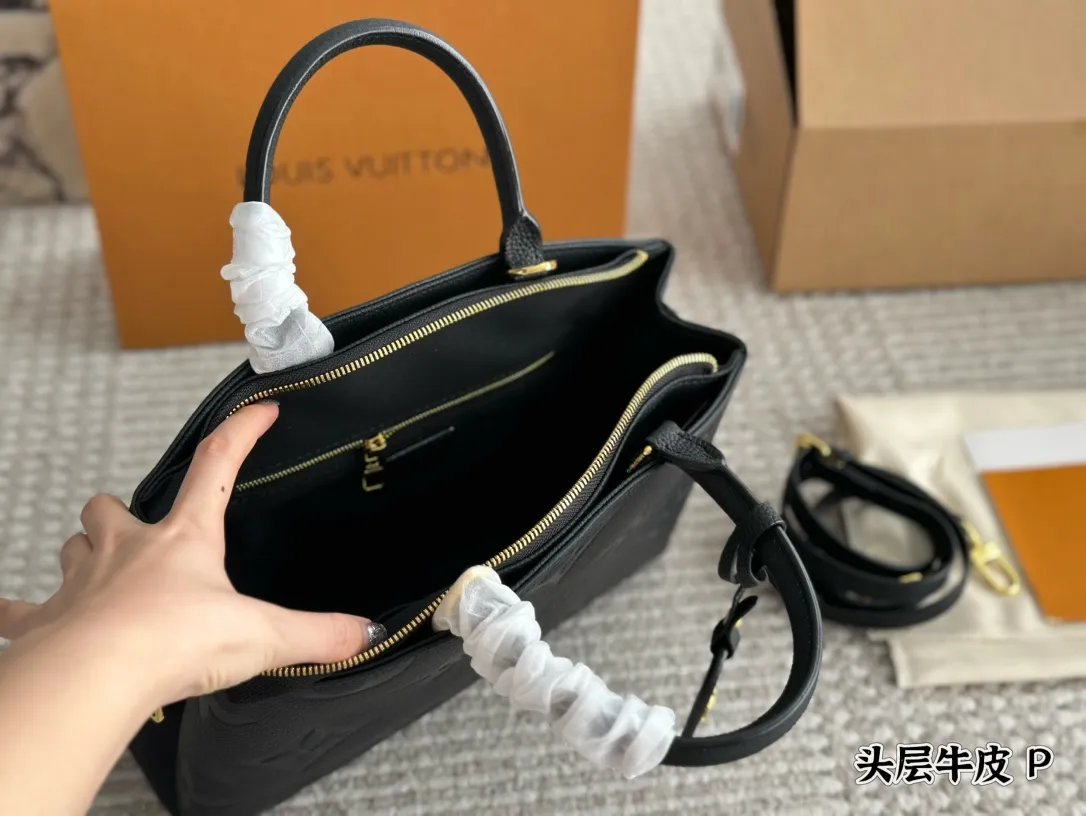 p220 全套包装🎁 这款是2021年的新款但是是经典老花，是国庆才上 新的款式。Petit Palais Tote包取材Monogram帆布，搭配天然皮革。行李牌的挂锁精致我觉得很可爱。可以手提也可以斜挎单肩，比较实用。29cm 折叠礼盒🎁