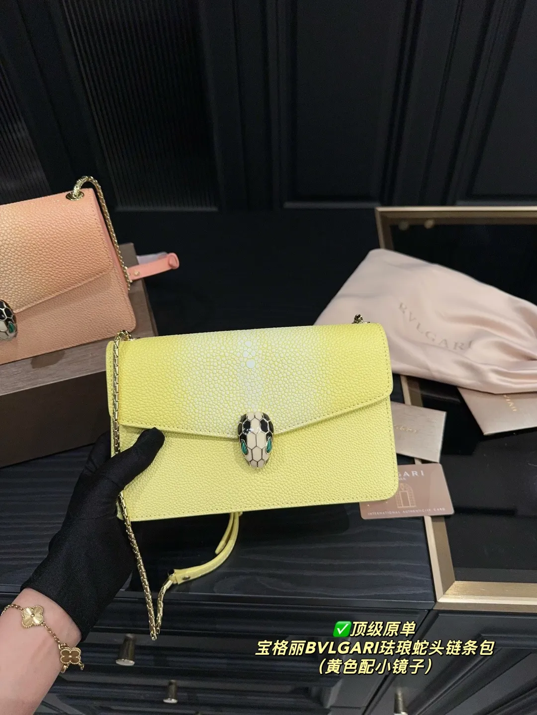 ✅顶级原单P205配折叠盒⚠️尺寸22.14 宝格丽BVLGARI珐琅蛇头链条包 🧜🏻♀️珍珠鱼皮也是 BVLGARI 包包的标志性皮质,皮质表面像一颗颗细密的珍珠⭐️,还带有点珠光闪烁💡的视觉效果,细节部分也是做的精致,色泽鲜亮。🙌🏻 这个颜色一年四季都可以背!因为是稀有珍珠鱼皮,所以特别闪!🌟