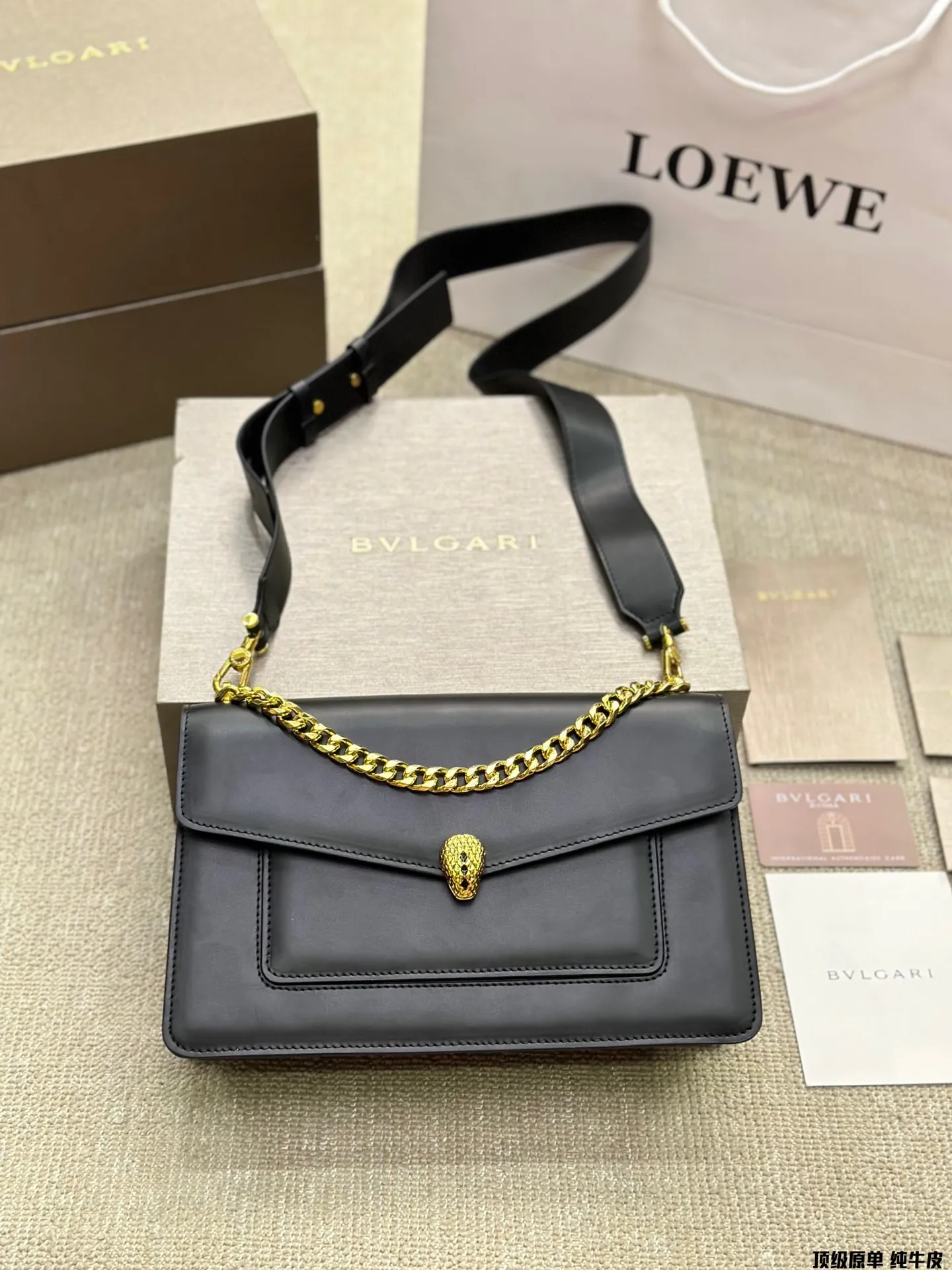 顶级原单 纯牛皮p220 宝格丽Bvlgari 神仙合作款 Ss24限定系列 撞色新款 原版珐琅蛇头 A爆啦 原单品 Woc风琴包 内里原版隔断 [得意]可单肩可斜挎 万年不过时 专柜对版 彰显高级品味 如果女人衣柜里面没有一款宝格丽就称不上一个完美的女人❤️进口原版珐琅蛇头扣 五金扣好质感巨百搭，质量好到爆棚 版型油边超级牛[得意][得意]细节决定品质[玫瑰]尺寸：25cm