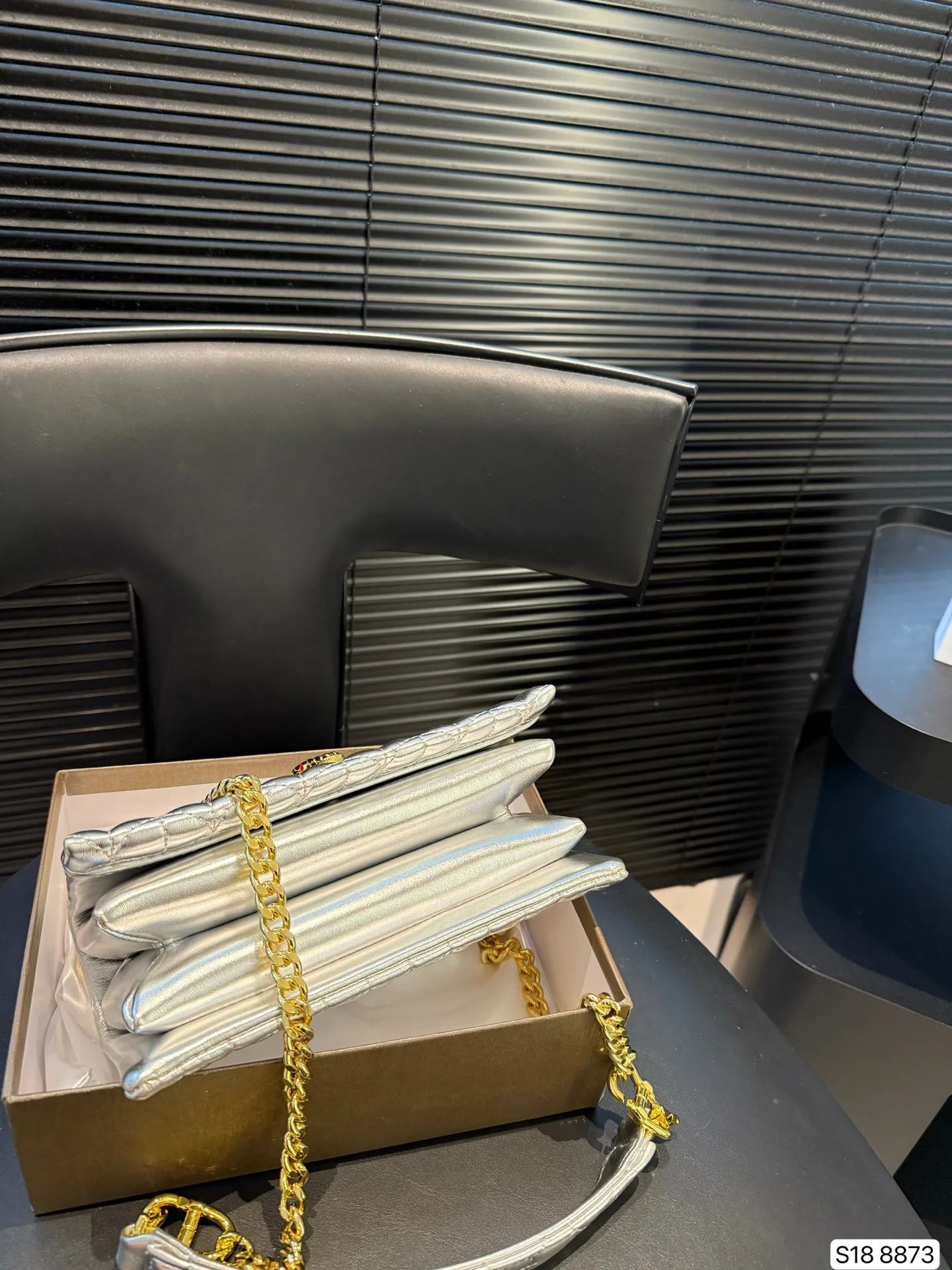 P140 配盒子 只有宝格丽可以把珠宝的精致工艺完美地展现在包包上,体现了罗马艺术灵感与珠宝工艺完美结合。包上满是罗马卡拉卡拉的马赛克图案,也就是我们通常所说的扇子。宝格丽高识别度包包,适合平时和特别场合背,又不会轻易撞包。 尺寸21 14 货号8873