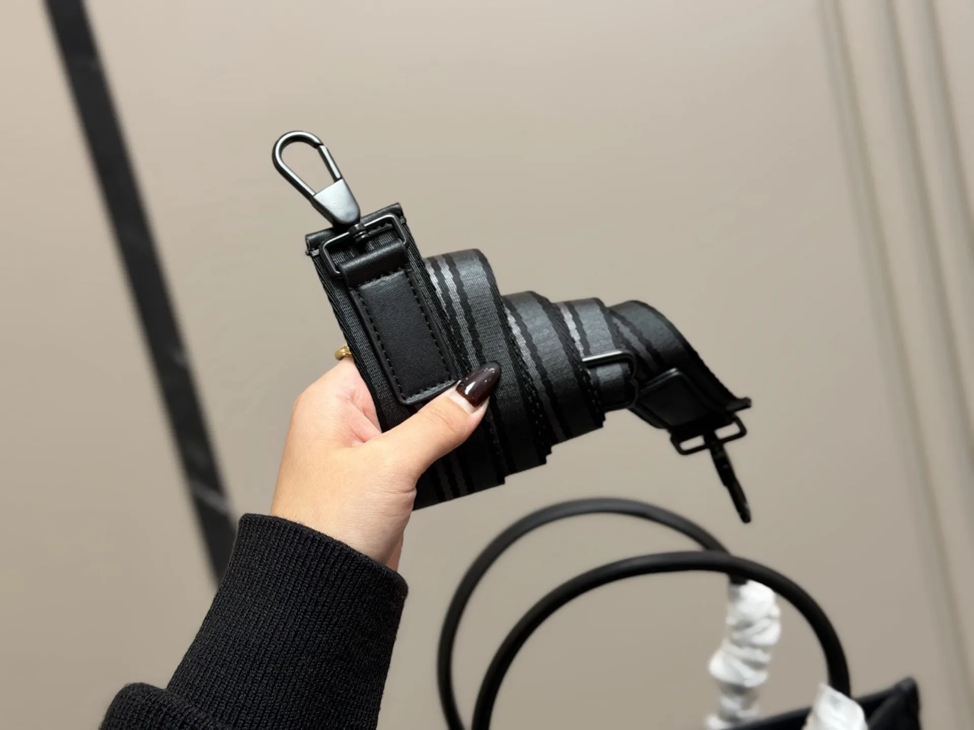 ¥175 巴宝莉购物袋🛍️ 帆布面料✅ 大容量 满足日常 特别适合宝妈 超级能装! 尺寸: 35.36cm