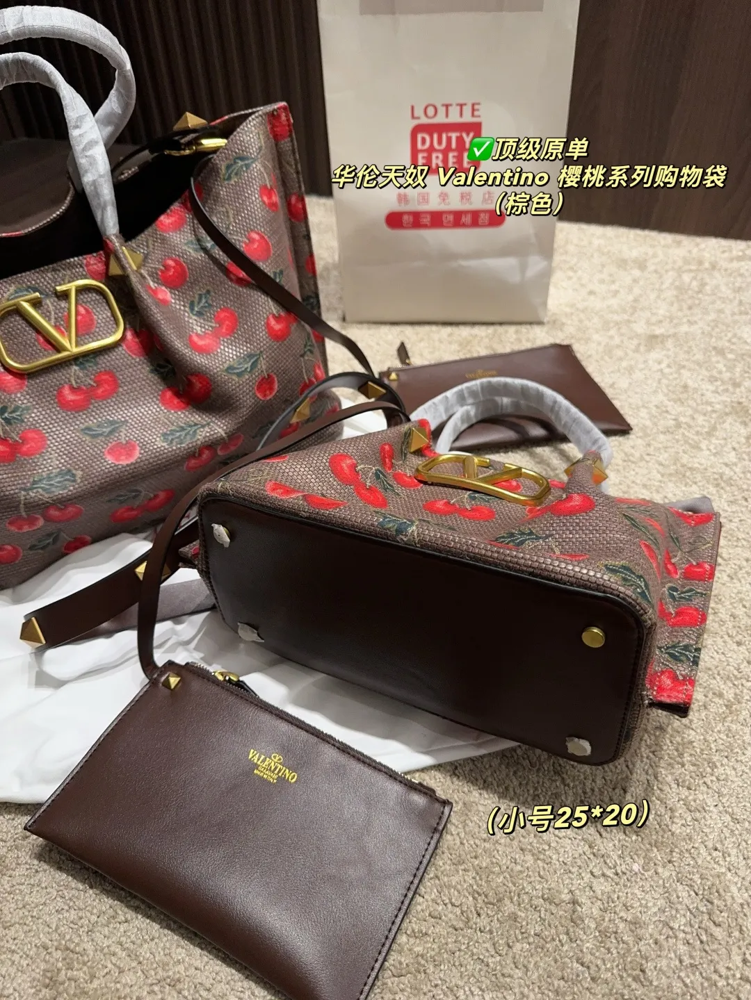 ✅顶级原单 大号p220配盒⚠️尺寸37.23 小号p205配盒⚠️尺寸25.20 华伦天奴 Valentino 樱桃系列购物袋 上面鲜艳欲滴的樱桃搭配墨绿枝叶,复古田园风扑面而来,仿佛一秒穿越到浪漫田园🍃 棕色皮革包边精致得不行,标志性的金属“V”扣更是吸睛利器,质感瞬间拉满,高级感爆棚✨这包包超百搭,搭小裙子,甜美气质尽显;配休闲装,又能展现酷帅一面,分分钟点亮整体造型。背它出门,你就是人见人爱的甜酷女孩