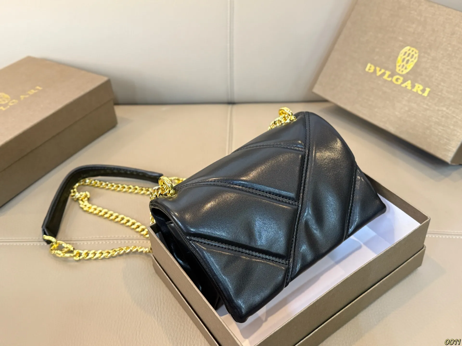 ¥140配盒 宝格丽 Bvlgari蛇头包 ⚠️顶级原单 不愧是开挂般的存在 包身轻便 百搭 给予满满的高级感 尺寸21 13