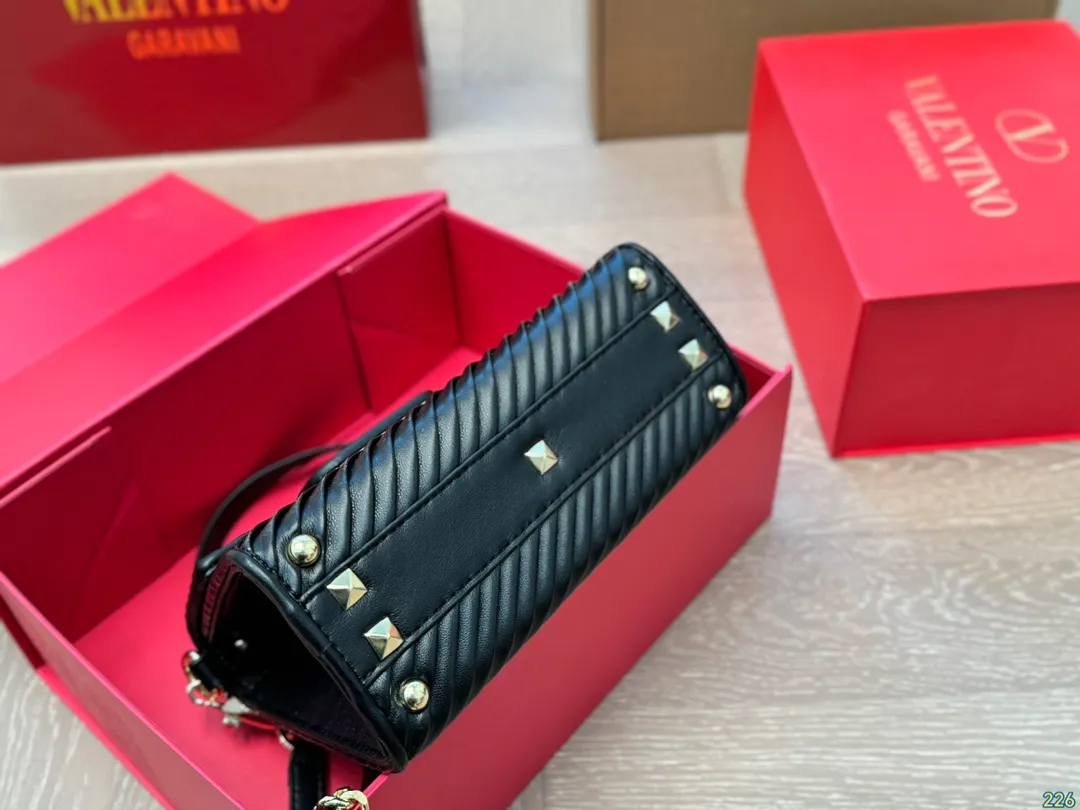 &yen;170折叠盒 华伦天奴Valentino手提包 简约的包身廓形解锁时尚魅力 可盐可甜 让你成为整条街最靓的女孩 很百搭哦 yyds 尺寸：21 16