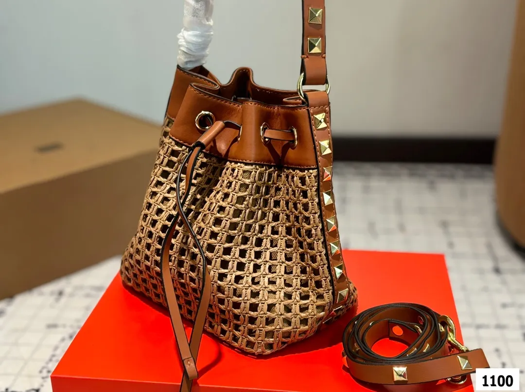 P185 配折叠盒子 Valentino 华伦天奴编织包24春夏浓浓的度假风,却也适合日常觉得这样的包包得有一个,毕竟,海浪、沙滩,没人想拒绝# 尺寸:18 20