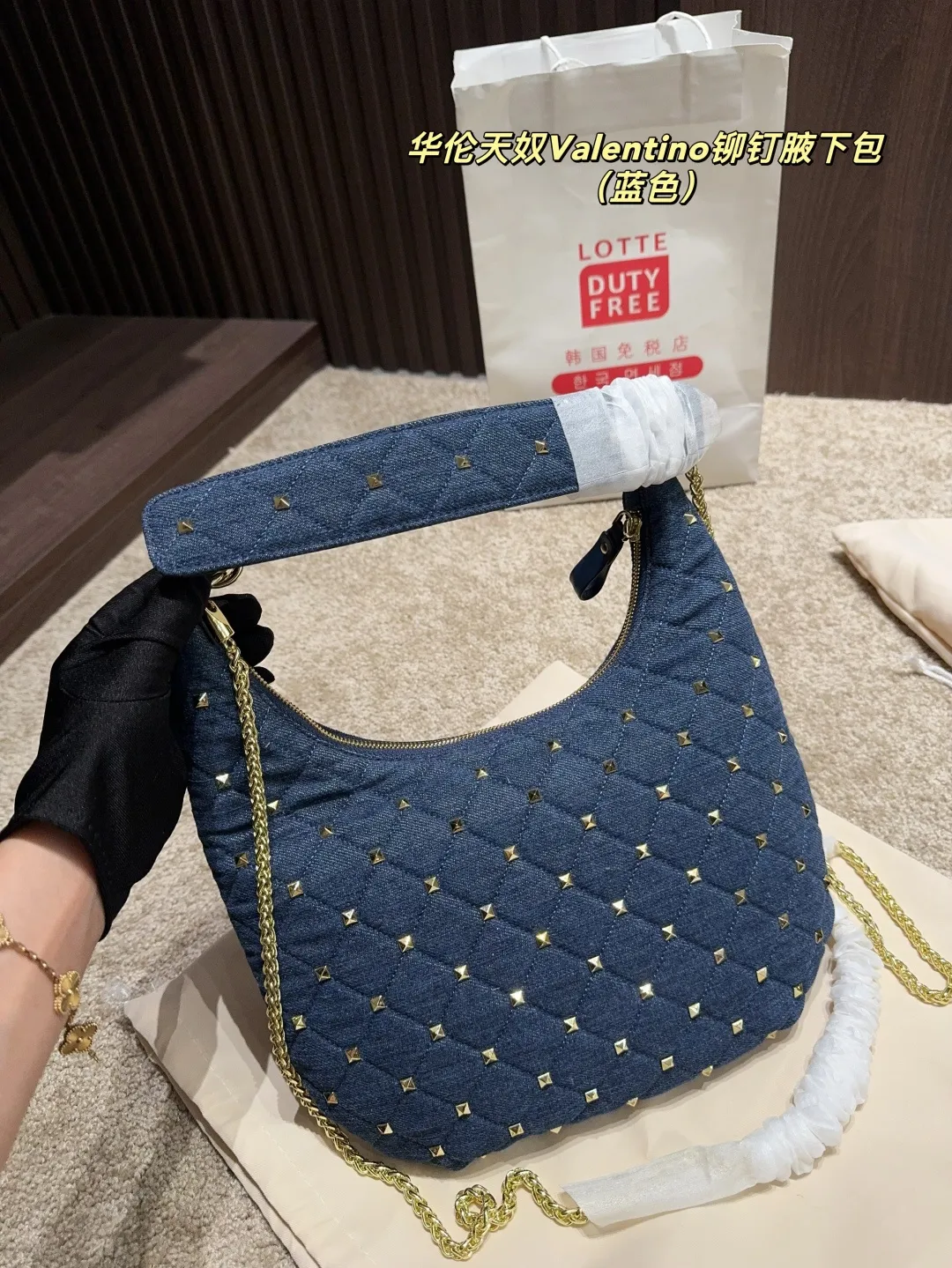 p160配折叠盒⚠️尺寸16.19 华伦天奴Valentino铆钉腋下包 超经典的华伦天奴铆钉包，永不过时的时尚单品！💖每一款都超美，经典百搭，时尚度满分～✨
