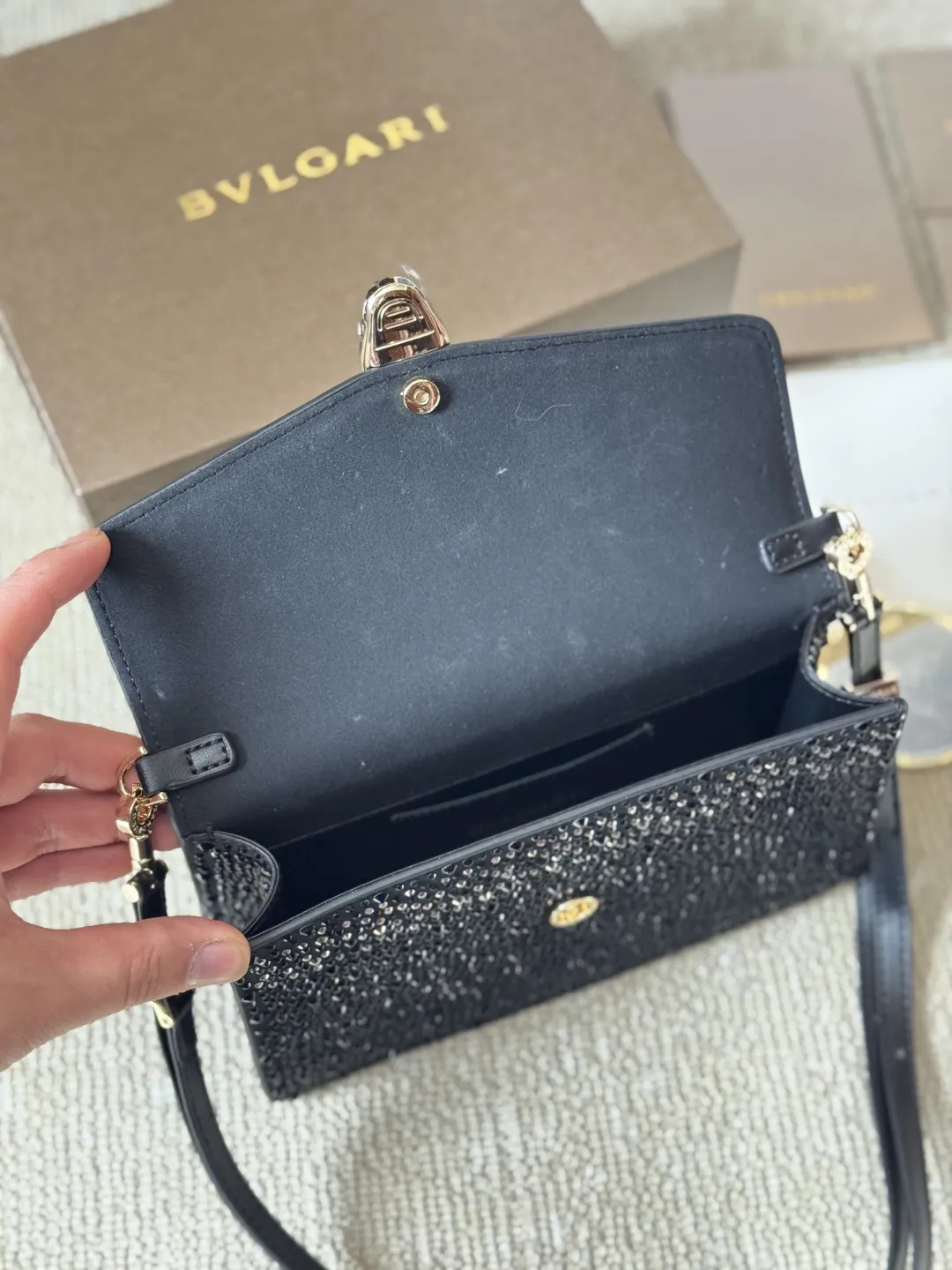 顶级原单 纯牛皮 p245 宝格丽Bvlgari 神仙合作款 Ss25限定系列 撞色新款 原版珐琅蛇头 A爆啦 原单品 Woc风琴包 内里原版隔断 [得意]可单肩可斜挎 万年不过时 专柜对版 彰显高级品味 如果女人衣柜里面没有一款宝格丽就称不上一个完美的女人❤️进口原版珐琅蛇头扣 五金扣好质感巨百搭，质量好到爆棚 版型油边超级牛[得意][得意]细节决定品质[玫瑰]尺寸：20 16cm