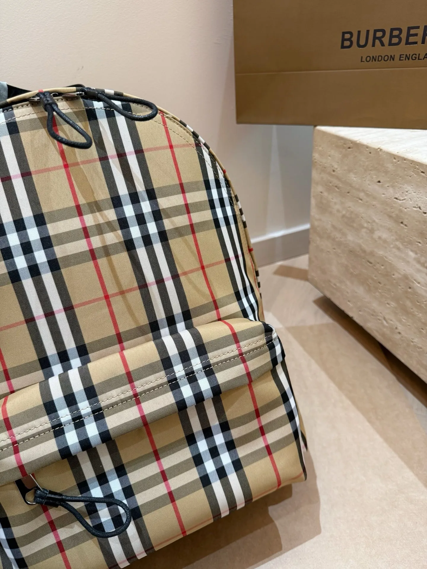 P150 每一季Bur*总要做一件爆款来提升知名度,顺便带动整个品牌的销量。今年春季,这个爆款非“The Rucksack军旅背包”莫属。巴宝莉双肩包🎒这款背包以标志性Burberry Trench风衣的独创面料作为灵感来源,采用与棉质嘎巴甸同为密织结构的柔韧尼龙材质制成。尺寸:28*37