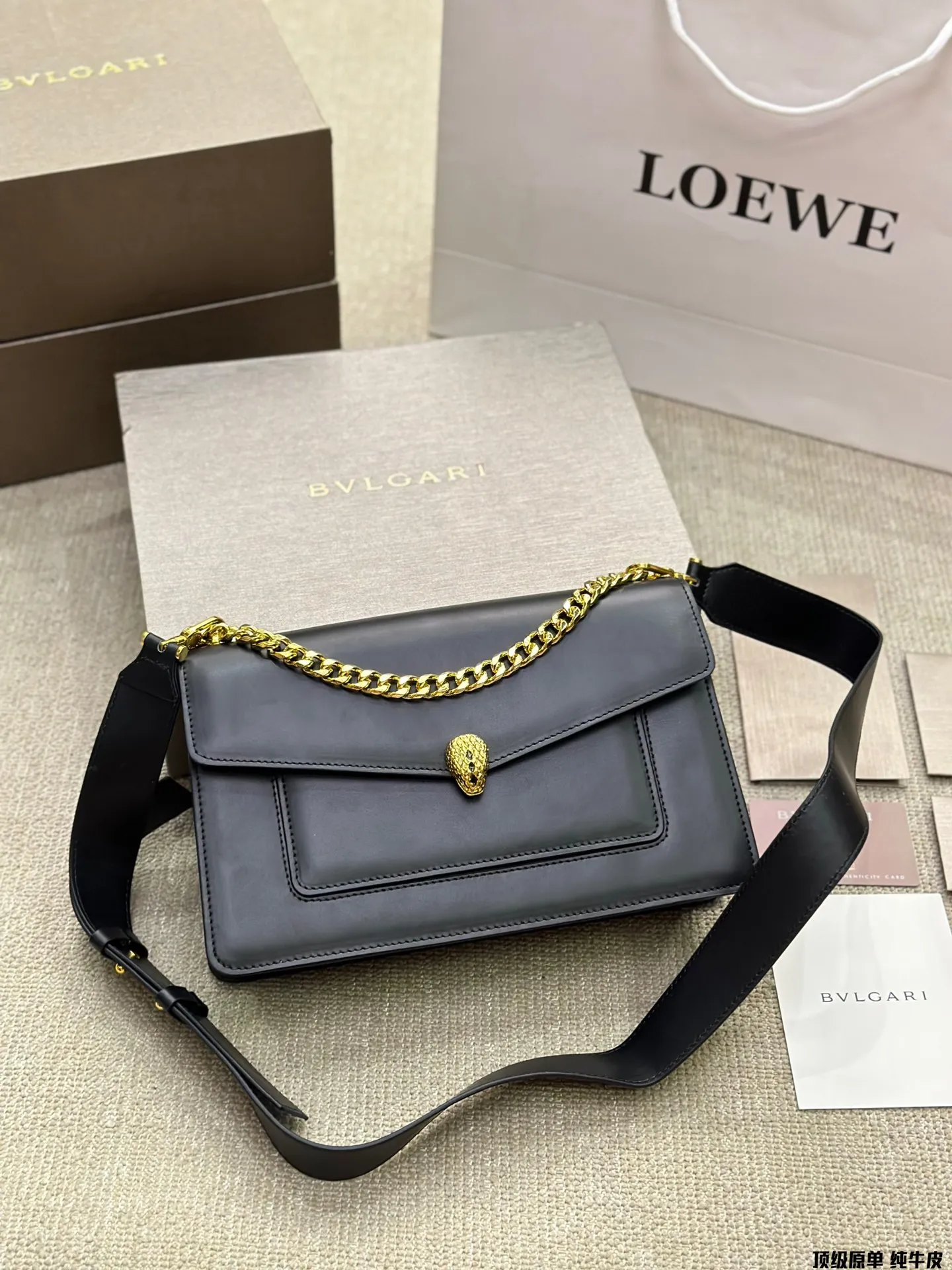 顶级原单 纯牛皮p220 宝格丽Bvlgari 神仙合作款 Ss24限定系列 撞色新款 原版珐琅蛇头 A爆啦 原单品 Woc风琴包 内里原版隔断 [得意]可单肩可斜挎 万年不过时 专柜对版 彰显高级品味 如果女人衣柜里面没有一款宝格丽就称不上一个完美的女人❤️进口原版珐琅蛇头扣 五金扣好质感巨百搭，质量好到爆棚 版型油边超级牛[得意][得意]细节决定品质[玫瑰]尺寸：25cm