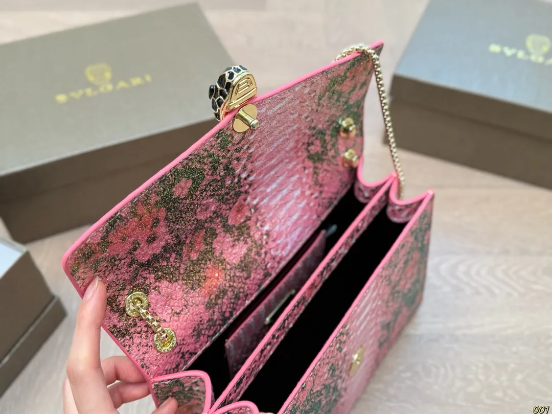 ¥140配盒 宝格丽 Bvlgari蛇头包 ⚠️顶级原单 不愧是开挂般的存在 包身轻便 百搭 给予满满的高级感 尺寸25 17