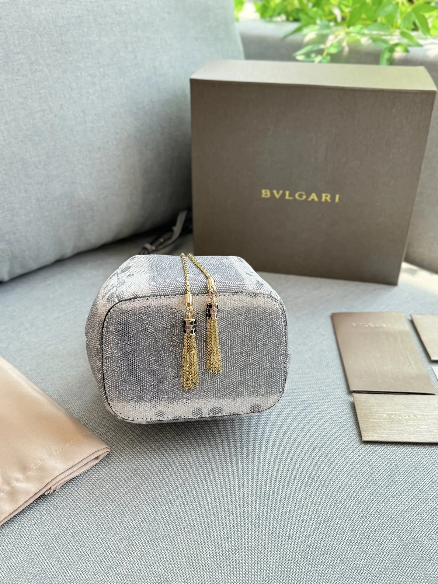 💰240 折叠盒 size：16&times;19 BVLGARI宝格丽 SERPENTI FOREVER系列 蛇头抽绳扣 水蛇纹 水桶包单肩斜挎包 细节处理的精致程度令人惊叹。 立刻感受到了它的优雅和卓越。 线条流畅且美观，让人爱不释手。