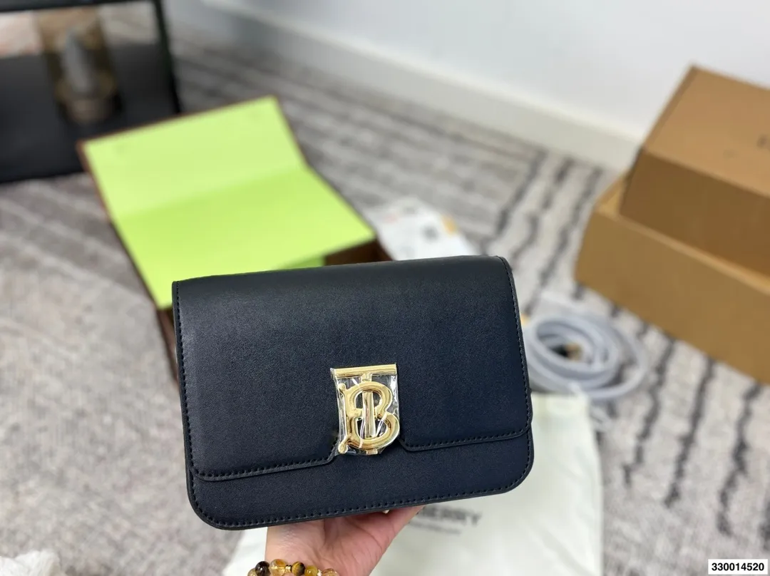 p170 配礼盒 Burberry巴宝莉TB金扣豆腐包 白色超美太适合春夏了 尺寸22.15