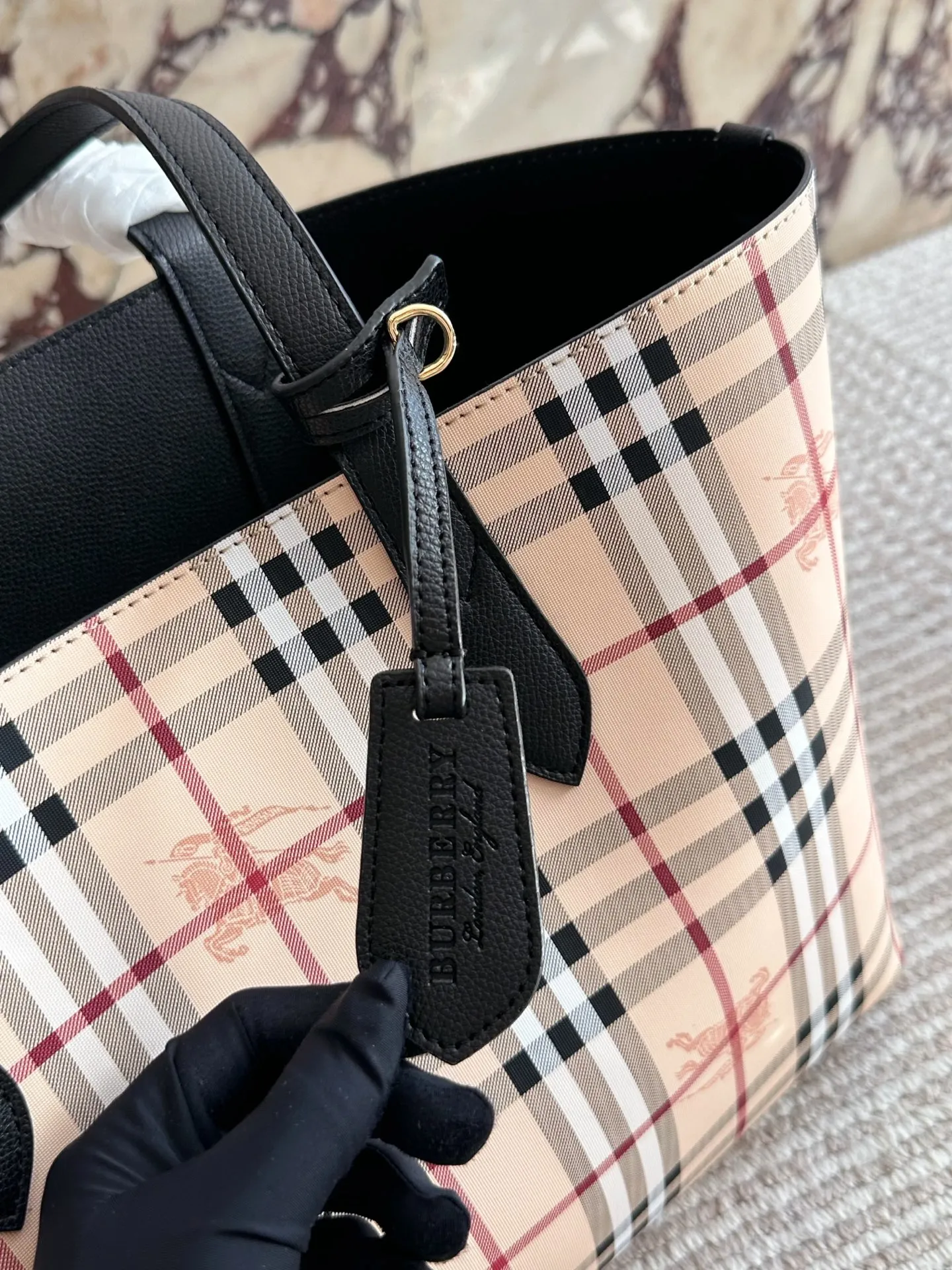 p150 Burberry巴宝莉经典款双面托特包 Burberry巴宝莉双面tote托特包，最喜欢的托特包~ 经典格纹和黑色两面都可以使用，上 身给人简约利落的感觉 一年四季都能背，百搭又耐看，最主要是非常实用~ 容量超大，短途旅行、上 班上学用来放书或者资料都OK台还可以用来当妈咪包哦 自己配个内胆东西就可以归类，方便拿东西还安全! 35cm无盒