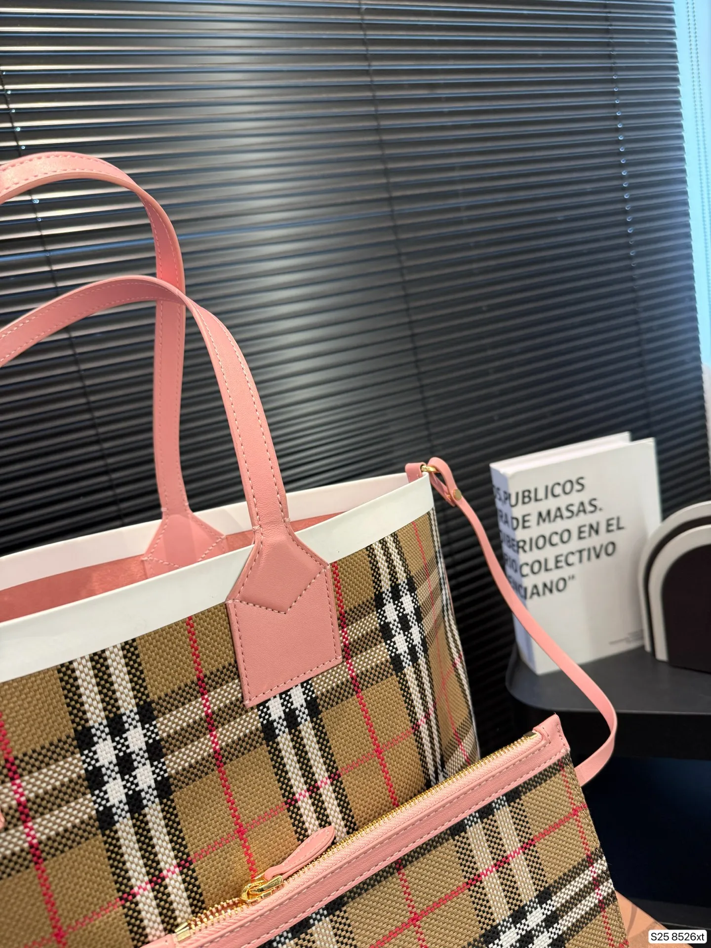 P175 配盒子Burberry 经典格纹包包 这样的经典格纹,就算没有logo,也能够一眼辨别出来它是Burberry! 高级感真是无法拒绝 超大容量的托特包耐用又能装~ 尺寸34 29 货号8526