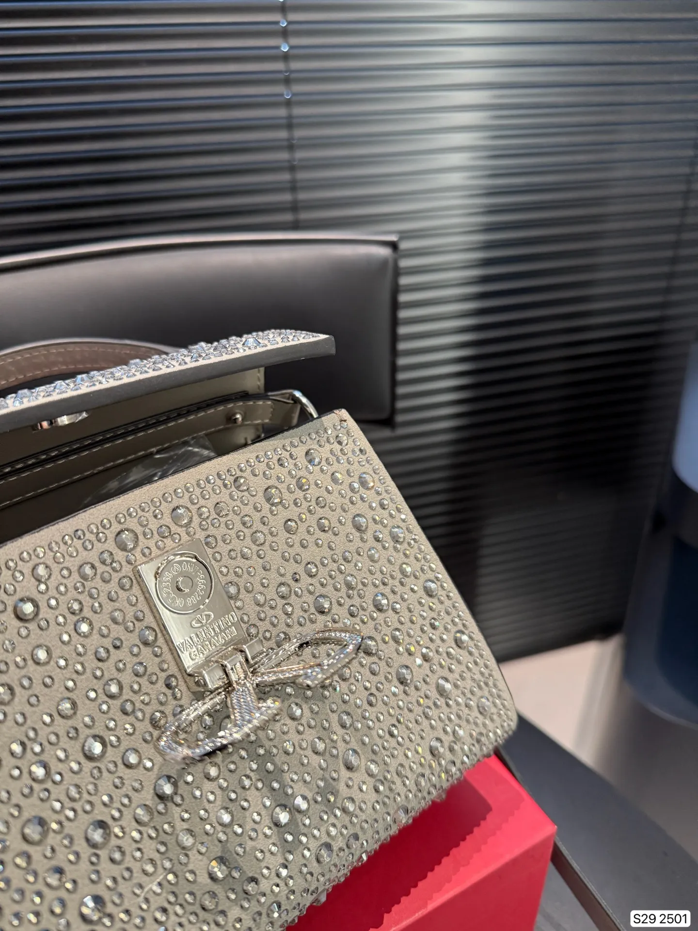 P195 配折叠盒子 valentino vsling 满钻托特包 华伦天奴一款手提包，连接肩带的话，可以作为单肩包 或斜挎包使用 包包正面的V标华伦天奴特有的标志 高级感 时髦 good #华伦天奴尺寸：19 14 货号2501