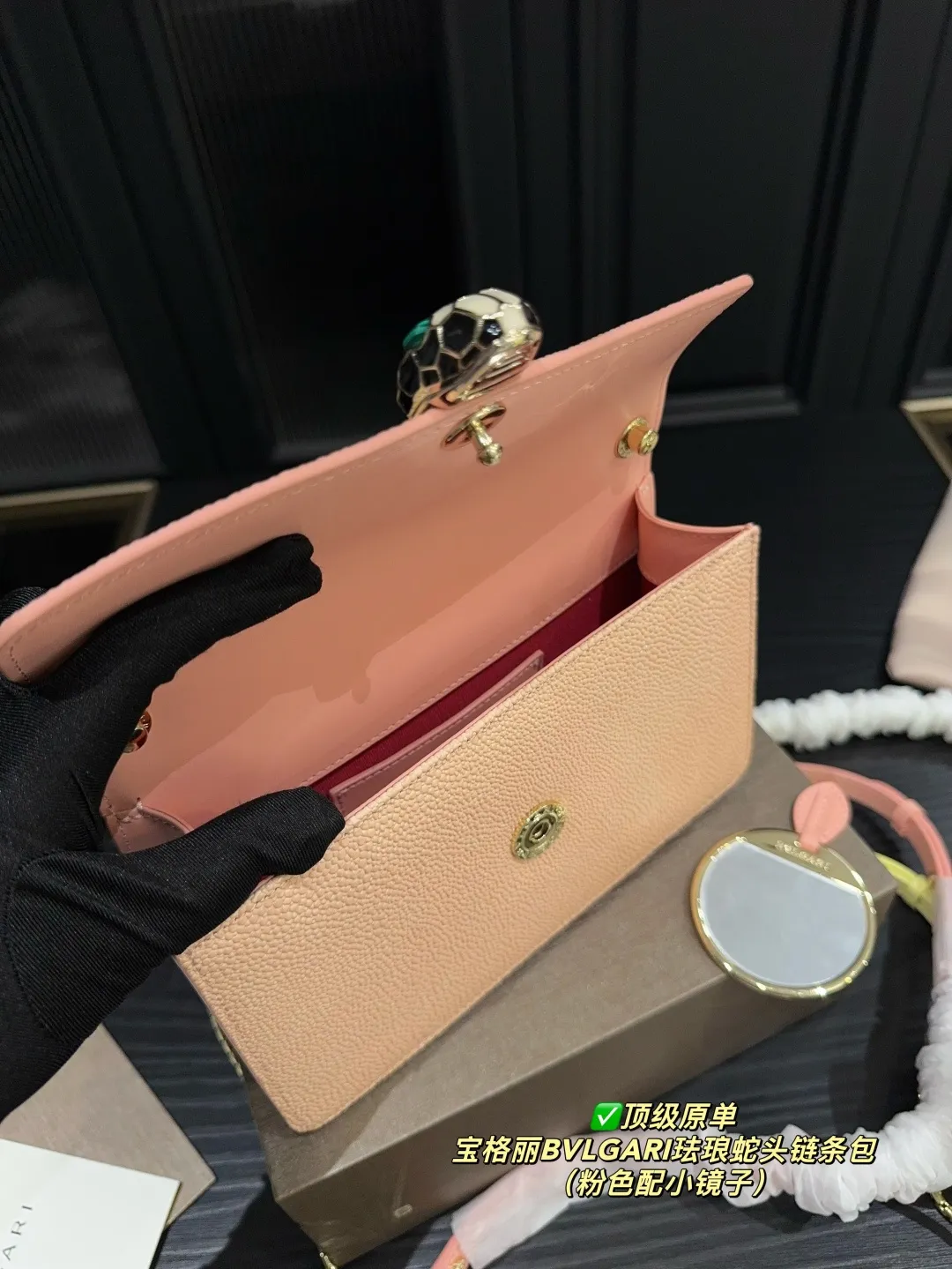 ✅顶级原单P205配折叠盒⚠️尺寸22.14 宝格丽BVLGARI珐琅蛇头链条包 🧜🏻&zwj;♀️珍珠鱼皮也是 BVLGARI 包包的标志性皮质，皮质表面像一颗颗细密的珍珠⭐️，还带有点珠光闪烁💡的视觉效果，细节部分也是做的精致，色泽鲜亮。🙌🏻 这个颜色一年四季都可以背！因为是稀有珍珠鱼皮，所以特别闪！🌟