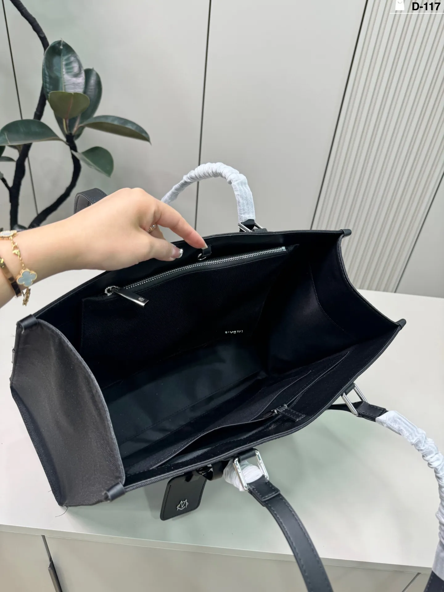 💰p265 D-117尺寸41×32 RIMOWA Never Still日默瓦托特包 简约大气,商务or休闲都能轻松驾驭。 还附可拆卸小袋,收纳超方便~