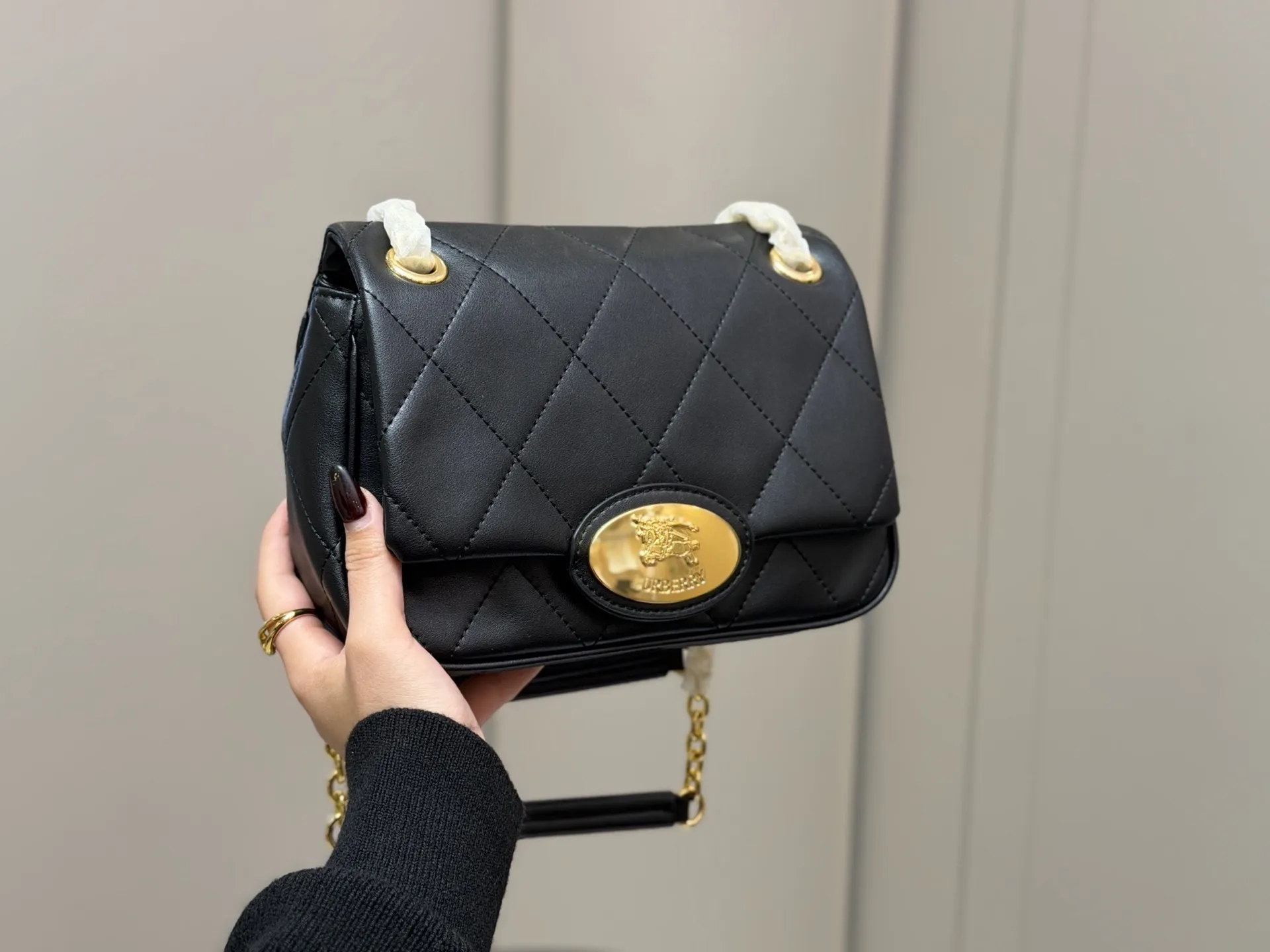 ¥190 配盒 size:23*17cm 巴宝莉Lola 新品链条包 皮质加上珩缝工艺 写满了高级! 和我的基础款怎么搭都好看!