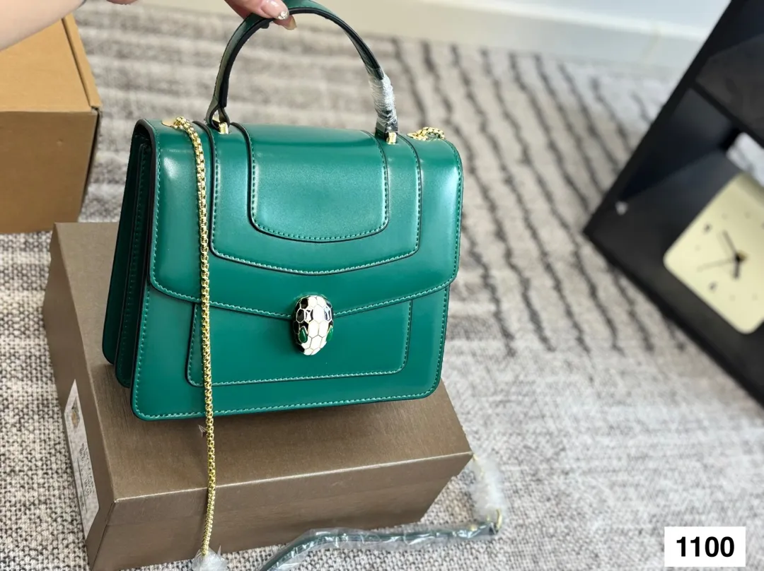 P135 礼盒🎁 宝格丽Bvlgari 神仙合作款 Ss24限定系列 撞色新款 原版珐琅蛇头 A爆啦 原单品 Woc风琴包 内里原版隔断 [得意]可单肩可斜挎 万年不过时 专柜对版 彰显高级品味 如果女人衣柜里面没有一款宝格丽就称不上一个完美的女人❤️进口原版珐琅蛇头扣 五金扣好质感巨百搭，质量好到爆棚 版型油边超级牛[得意][得意]细节决定品质[玫瑰]尺寸：23 18cm