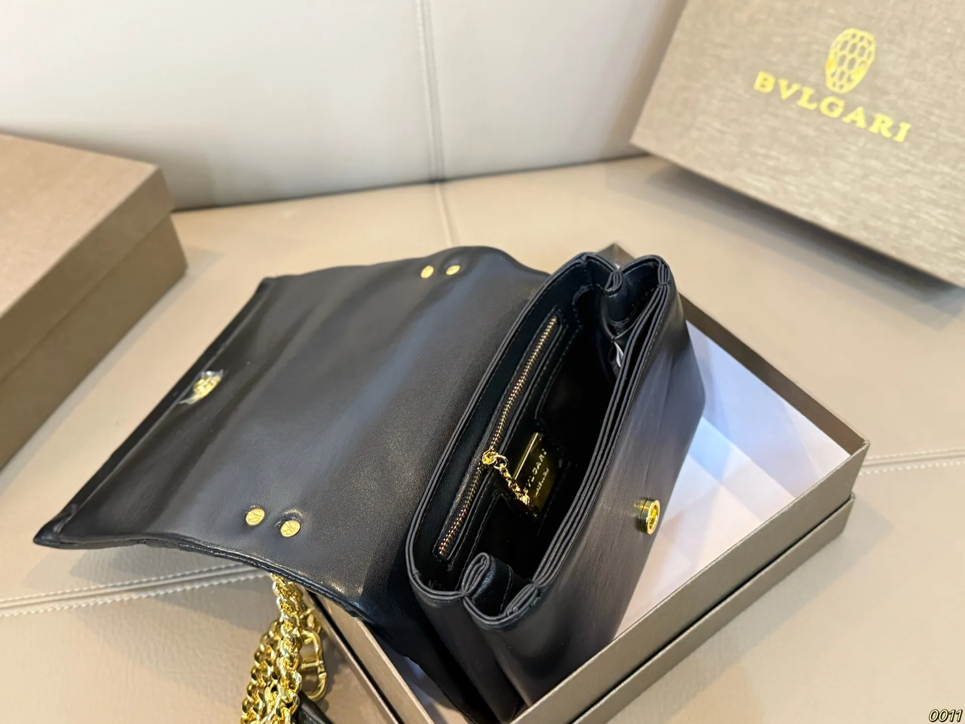 ¥140配盒 宝格丽 Bvlgari蛇头包 ⚠️顶级原单 不愧是开挂般的存在 包身轻便 百搭 给予满满的高级感 尺寸21 13