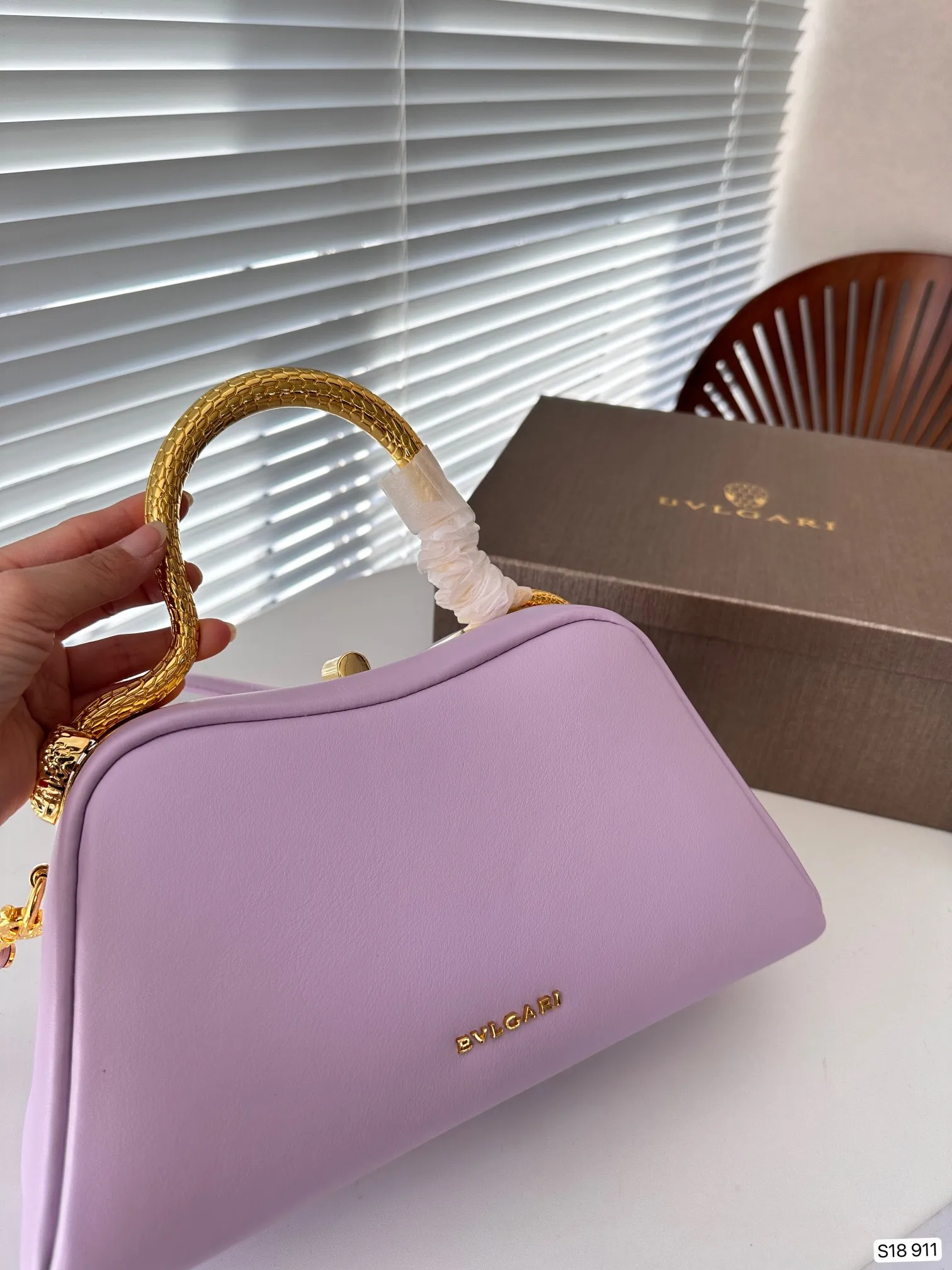 P140 配盒子 酷女孩必备单品甲宝格丽蛇头包 哇塞～这金属蛇形手柄高级感满满 拽拽的金色搭配， 既可手提也可肩背、斜挎 神秘而又酷炫，让人着迷 尺寸：28 14 货号911