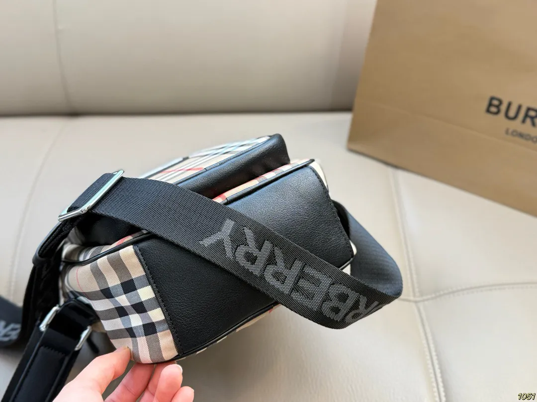 &yen;130 Burberry 巴宝莉相机包 男女都可以背的款式 自己背腻了还可以给男朋友 超喜欢随性帅气的包包 尺寸17 22