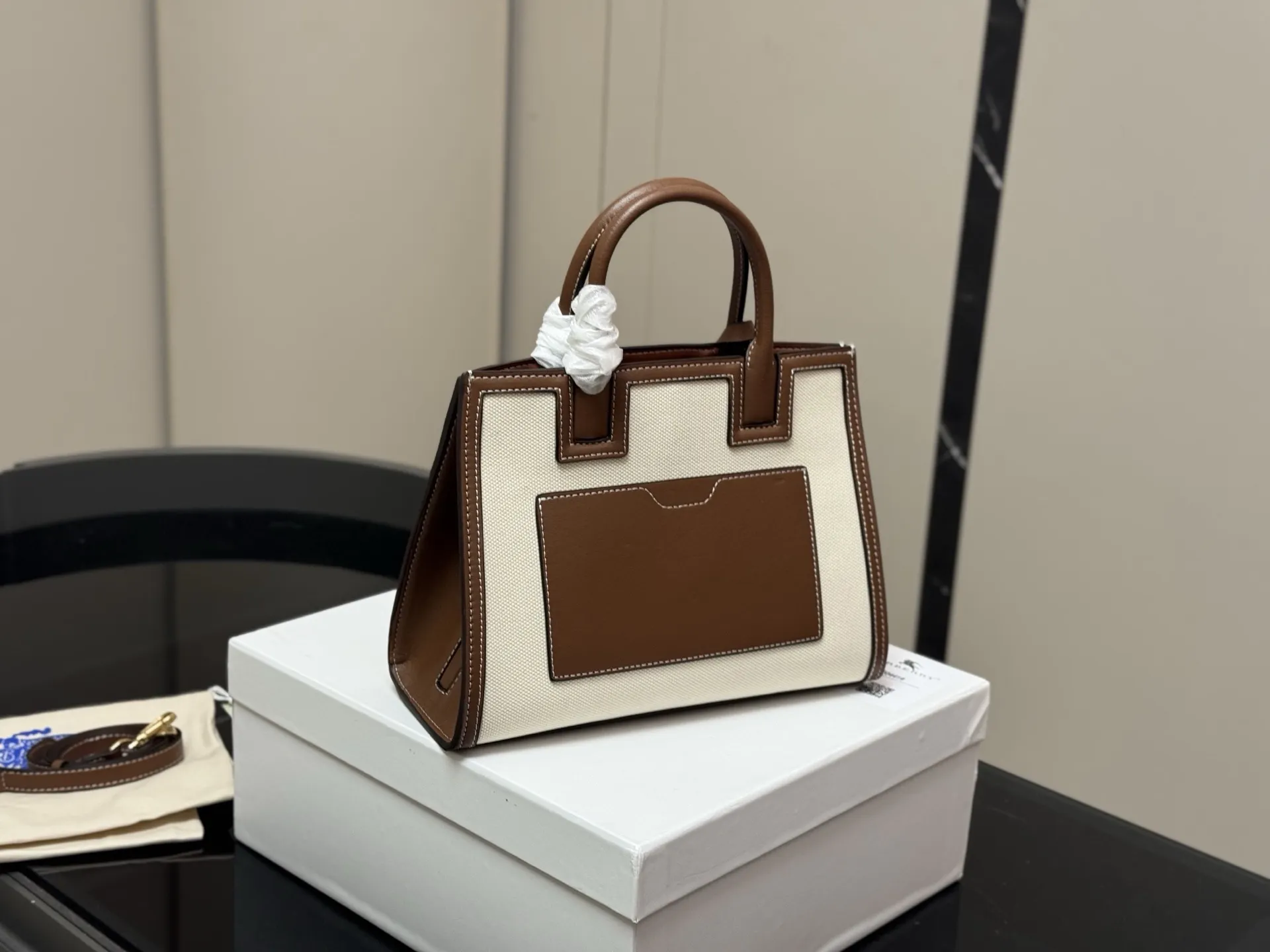 ¥195 配盒 牛皮 size:27*21cm 巴宝莉 Frances 帆布拼皮 非常Chic! 自带vintage气质! BurberryFrances包美是一种态度,我们要活成最好的样子!