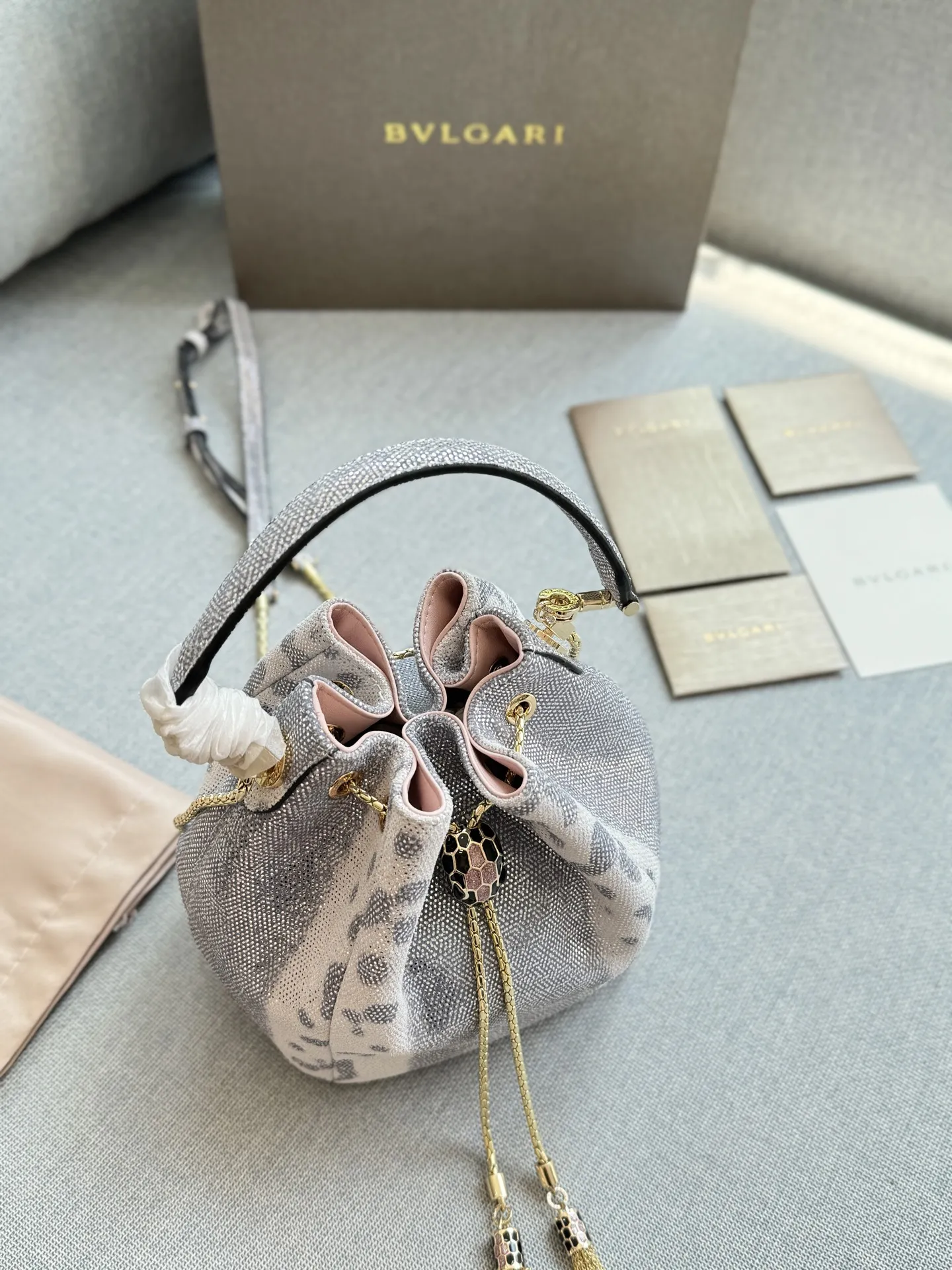 💰240 折叠盒 size:16×19 BVLGARI宝格丽 SERPENTI FOREVER系列 蛇头抽绳扣 水蛇纹 水桶包单肩斜挎包 细节处理的精致程度令人惊叹。 立刻感受到了它的优雅和卓越。 线条流畅且美观,让人爱不释手。