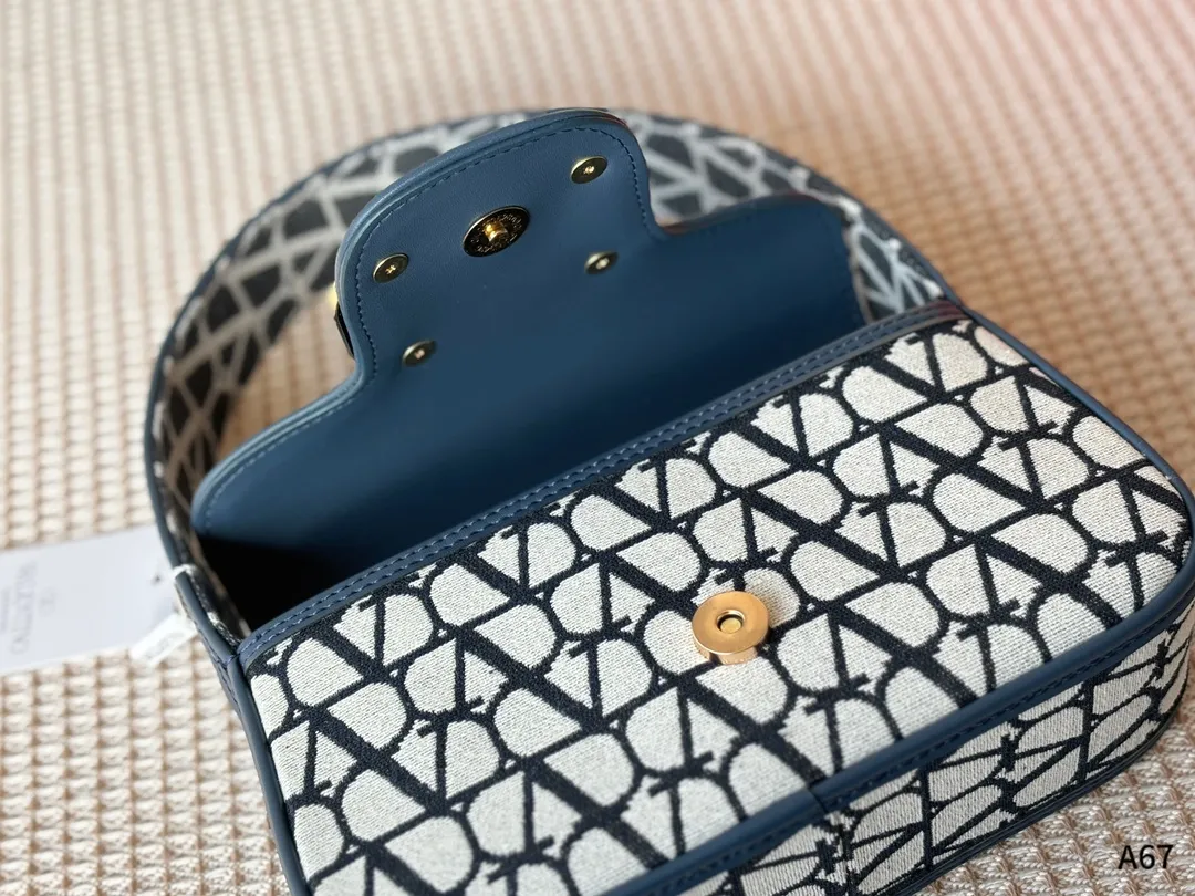 💰135 折叠礼盒包装 🌟Valentino 华伦天奴Loco 绝美仙女必备 也太好看了叭 手提单肩都🉑 解锁时尚魅力 可盐可甜 做整条街最靓的女孩👩🏼🦱 尺寸:23-7-13