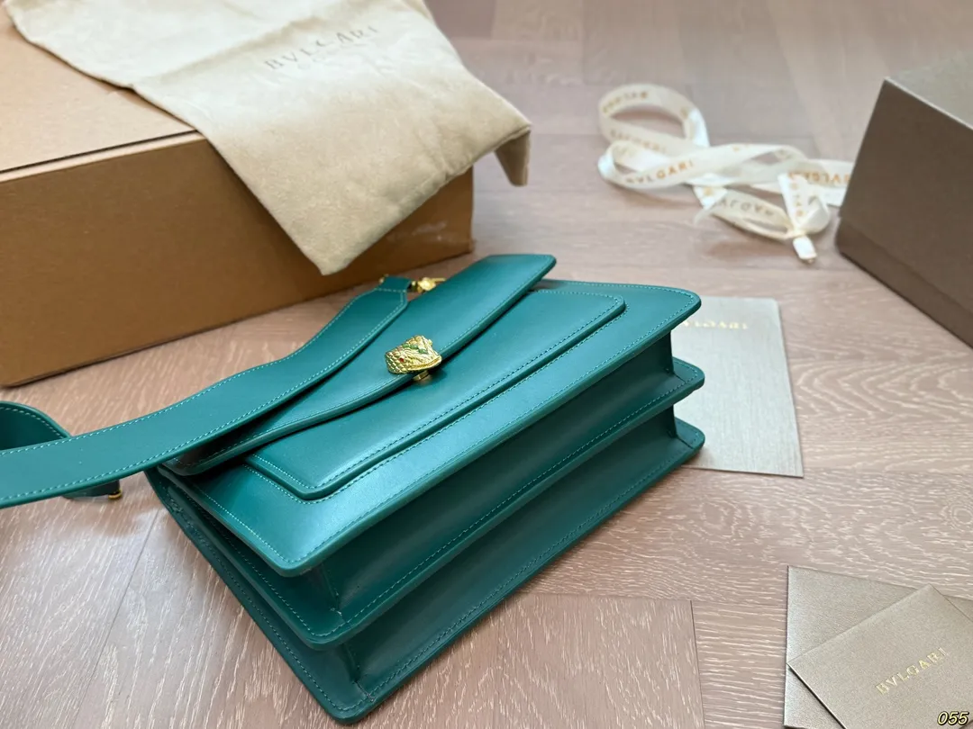 &yen;210飞机盒 宝格丽 Bvlgari蛇头包 ⚠️顶级原单 不愧是开挂般的存在 包身轻便 百搭 给予满满的高级感 尺寸25 17