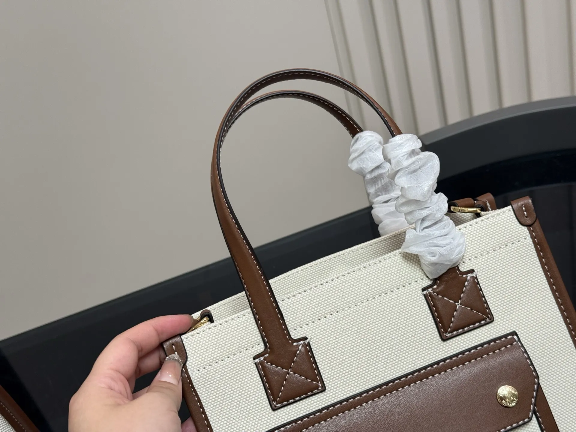 &yen;150 &yen;140 size： 33.25cm 23.19cm 巴宝莉Freya 帆布tote（托特） 方方正正的外形自带一股复古学院气息！ 真的好爱粉色 夏天小托特的不二选择!