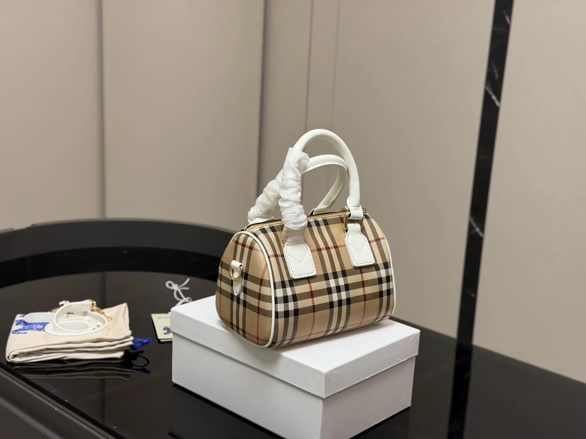 &yen;160 配盒 size:20.13cm 巴宝莉｜敲可爱的枕头包~ 多配色、手提斜挎随心搭配~