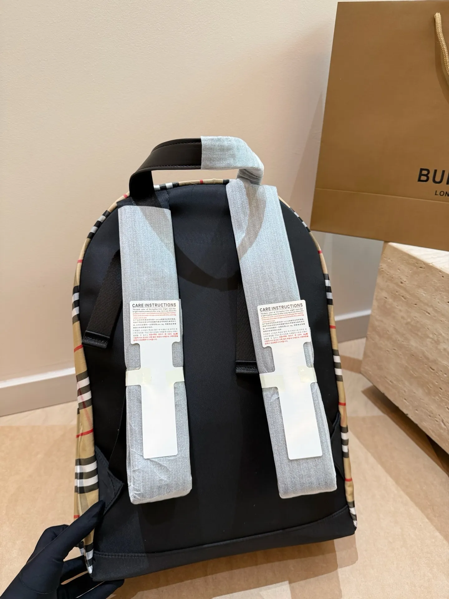 P150 每一季Bur*总要做一件爆款来提升知名度，顺便带动整个品牌的销量。今年春季，这个爆款非&ldquo;The Rucksack军旅背包&rdquo;莫属。巴宝莉双肩包🎒这款背包以标志性Burberry Trench风衣的独创面料作为灵感来源，采用与棉质嘎巴甸同为密织结构的柔韧尼龙材质制成。尺寸：28*37