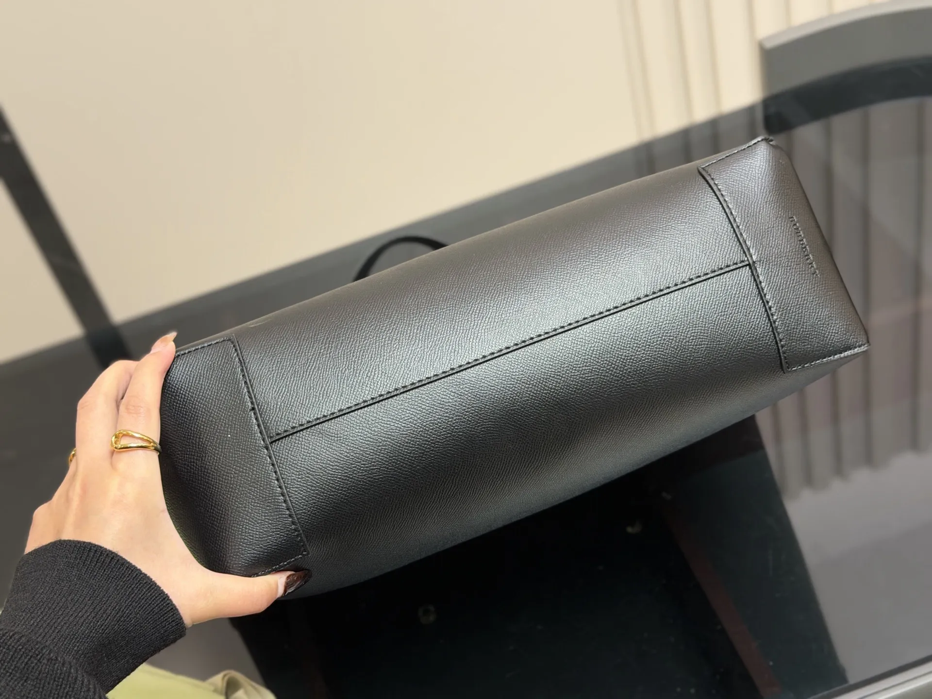 ¥160 巴宝莉购物袋🛍️ 帆布面料✅ 大容量 满足日常 特别适合宝妈 超级能装! 尺寸: 35.30cm