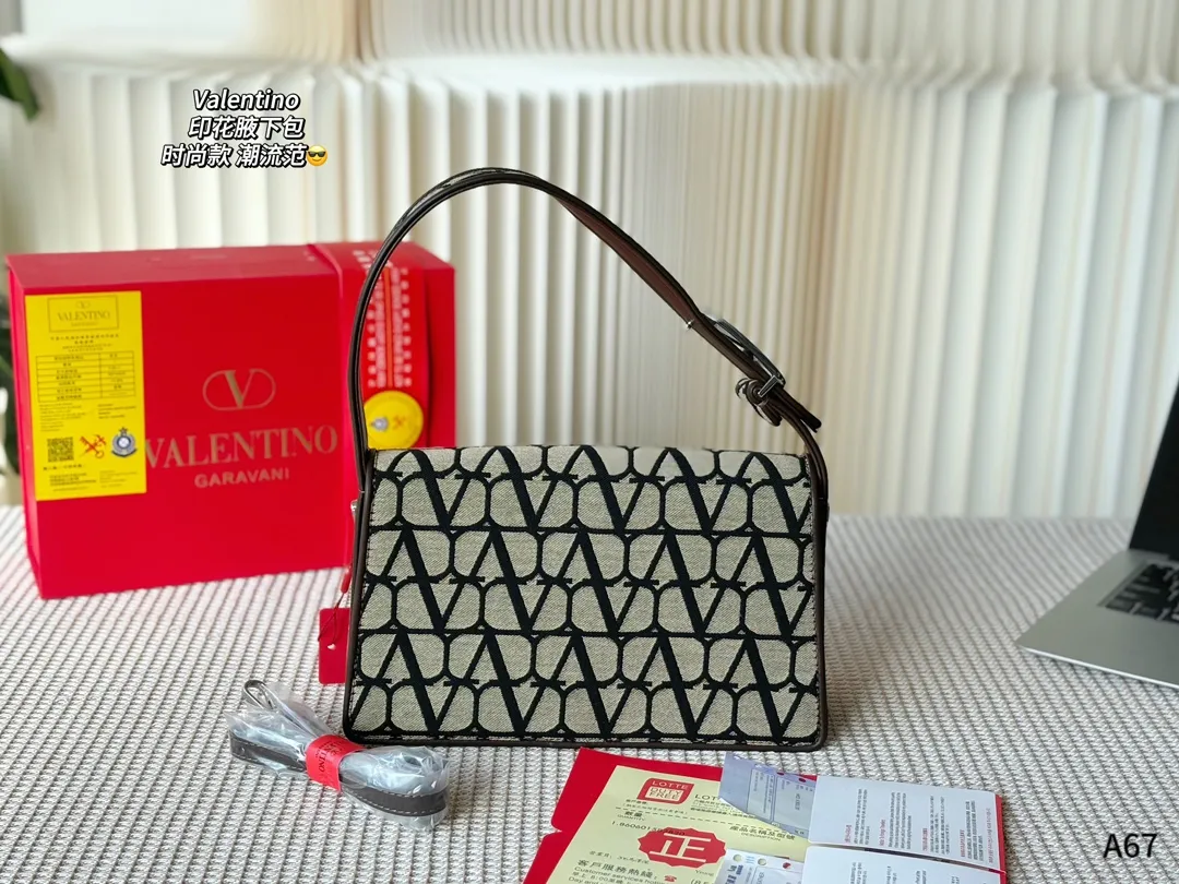 💰180 折叠礼盒包装 🌟华伦天奴印花腋下包 解锁时尚魅力 🉑盐🉑甜 整条街最靓的女孩 尺寸：28-8-16