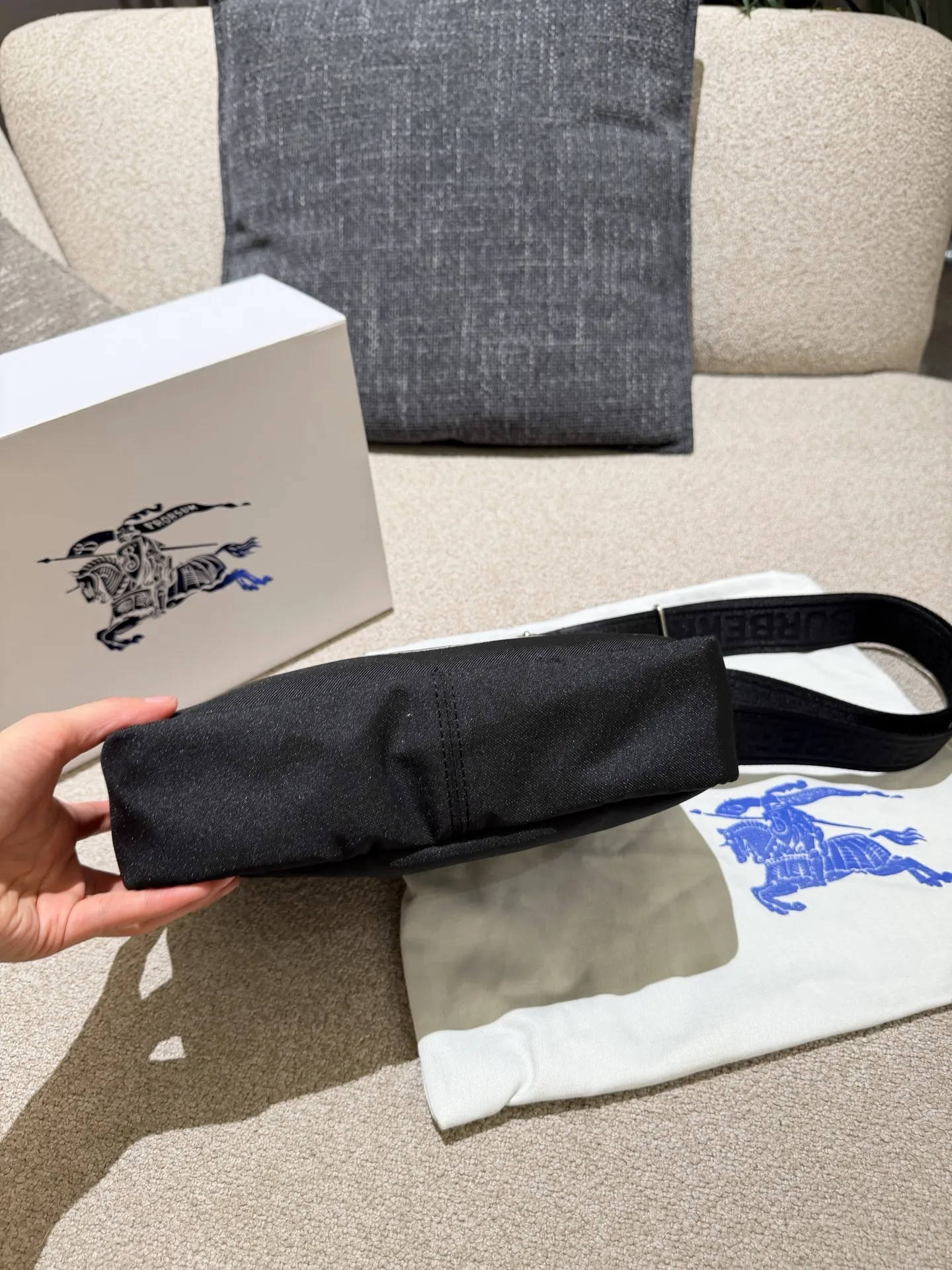 p160 巴宝莉男包秋冬季轻便穿搭 巴宝莉 斜背包,装饰与内衬配色呼应的精纺崁纱骑士印章,以反光纱线打造,源自 1980 年代品牌包款的典藏图案。肩背带点缀同色系 Bur字母徽标,可调节缔造肩背或斜挎造型。 尺寸:26.5 x 9 x 18cm配盒子