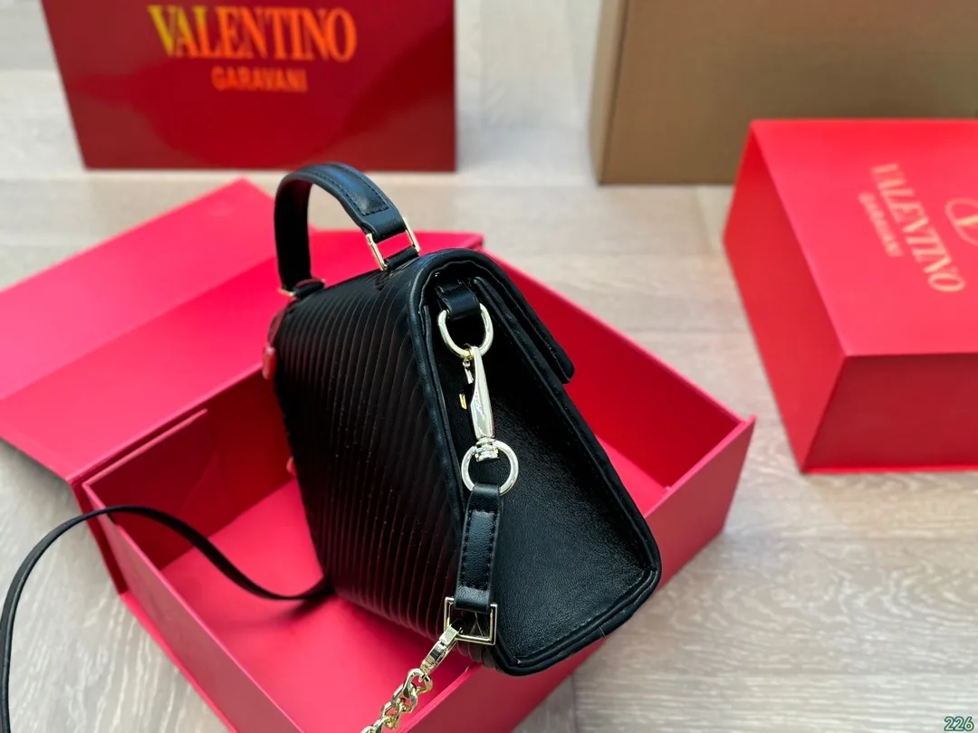 &yen;170折叠盒 华伦天奴Valentino手提包 简约的包身廓形解锁时尚魅力 可盐可甜 让你成为整条街最靓的女孩 很百搭哦 yyds 尺寸：21 16